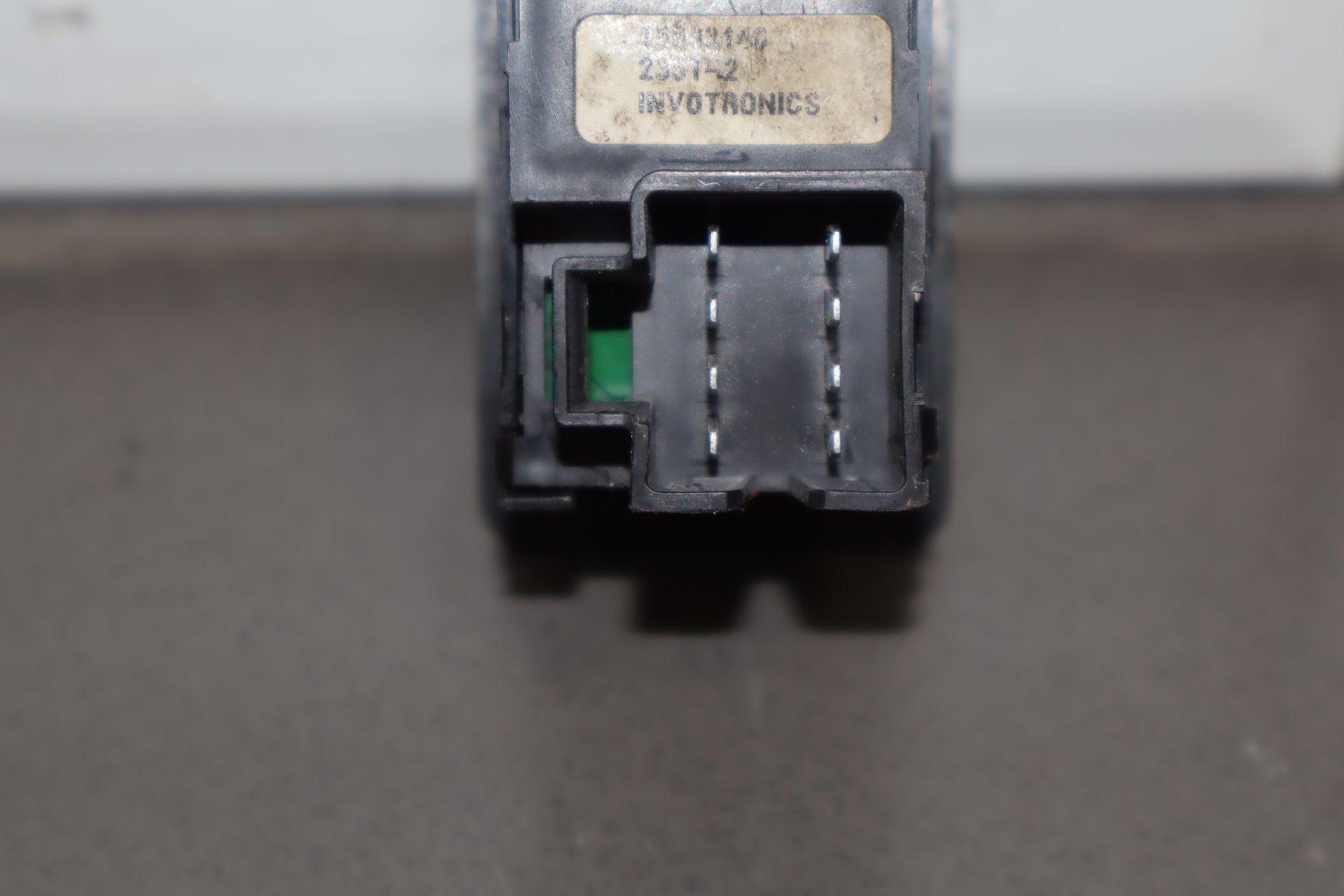 2003-2007 Hummer H2- Left or Right Rear Window Switch 15093146