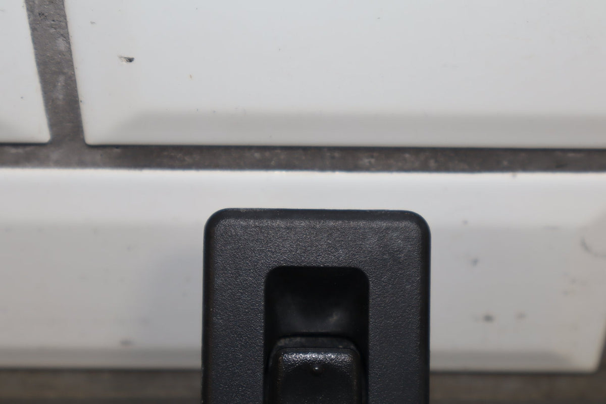 2003-2007 Hummer H2- Left or Right Rear Window Switch 15093146