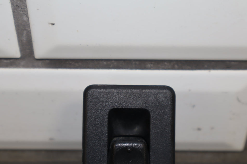 2003-2007 Hummer H2- Left or Right Rear Window Switch 15093146