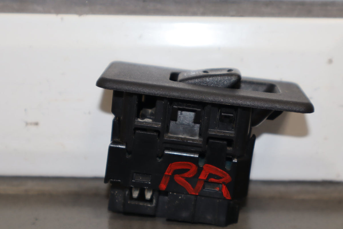 2003-2007 Hummer H2- Left or Right Rear Window Switch 15093146