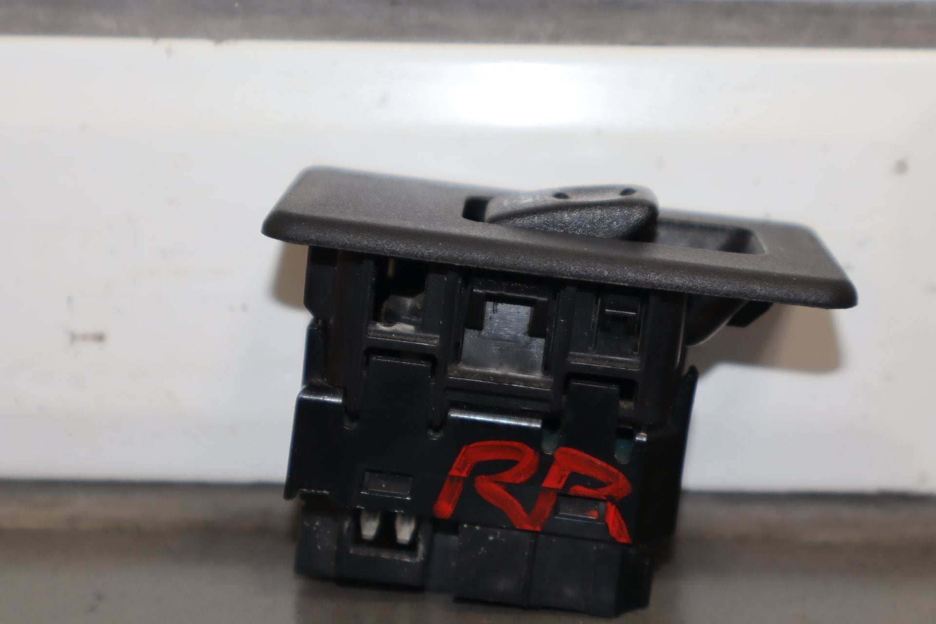2003-2007 Hummer H2- Left or Right Rear Window Switch 15093146