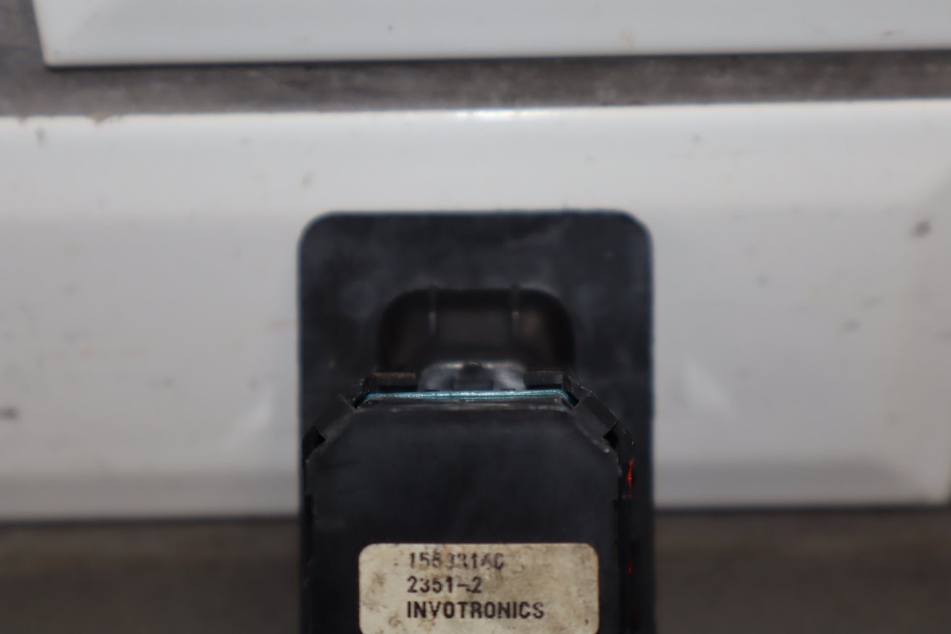 2003-2007 Hummer H2- Left or Right Rear Window Switch 15093146