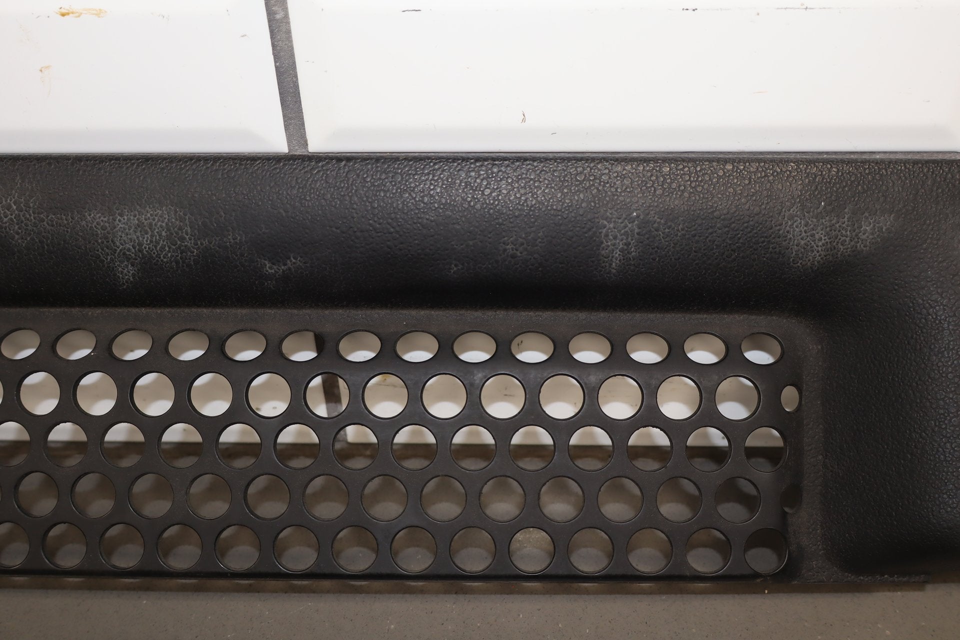 2003-2007 Hummer H2 Lower Front Grille 15078156