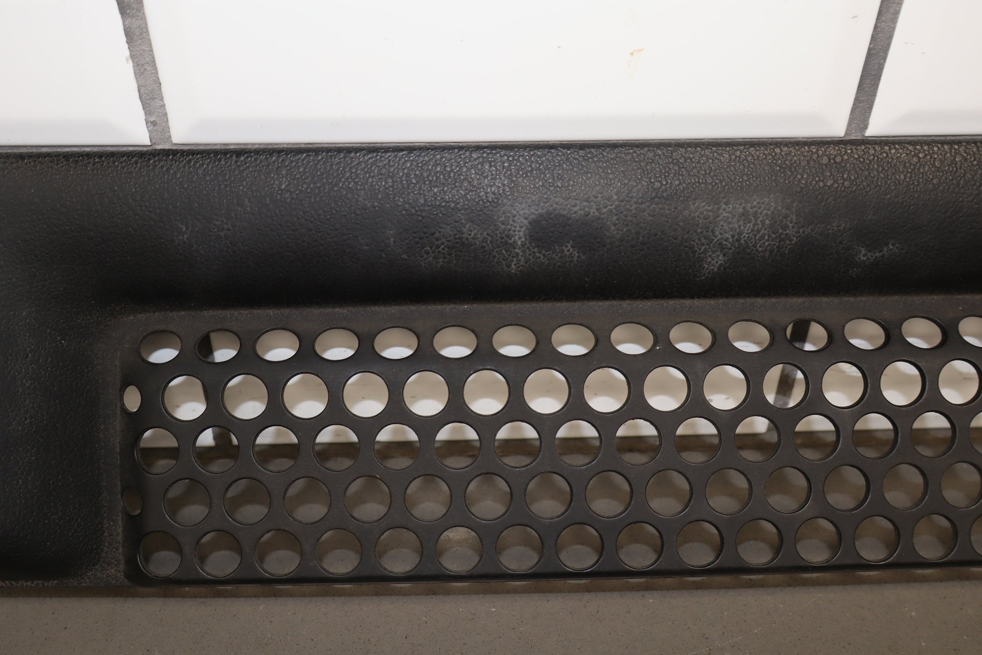 2003-2007 Hummer H2 Lower Front Grille 15078156