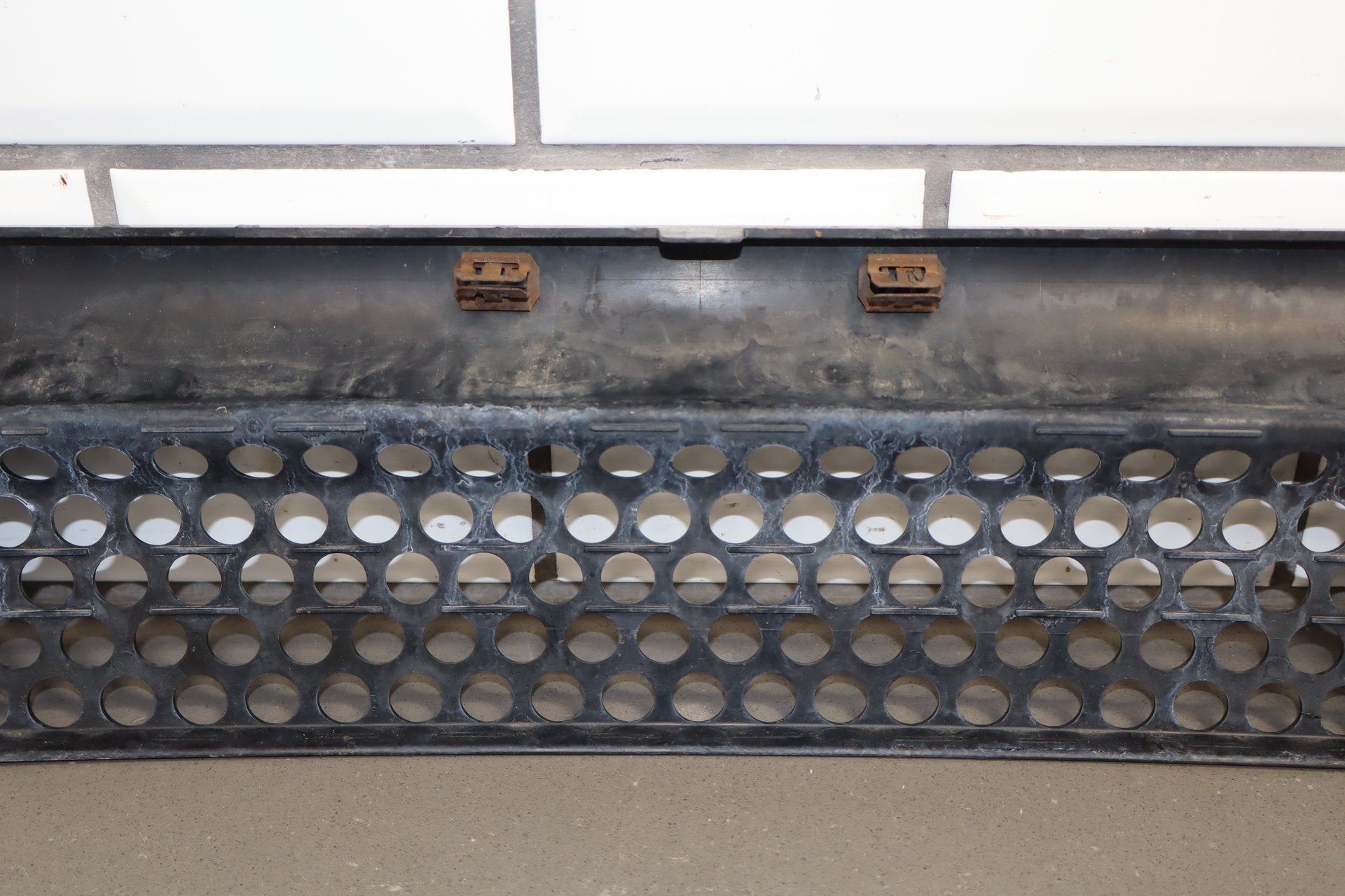 2003-2007 Hummer H2 Lower Front Grille 15078156