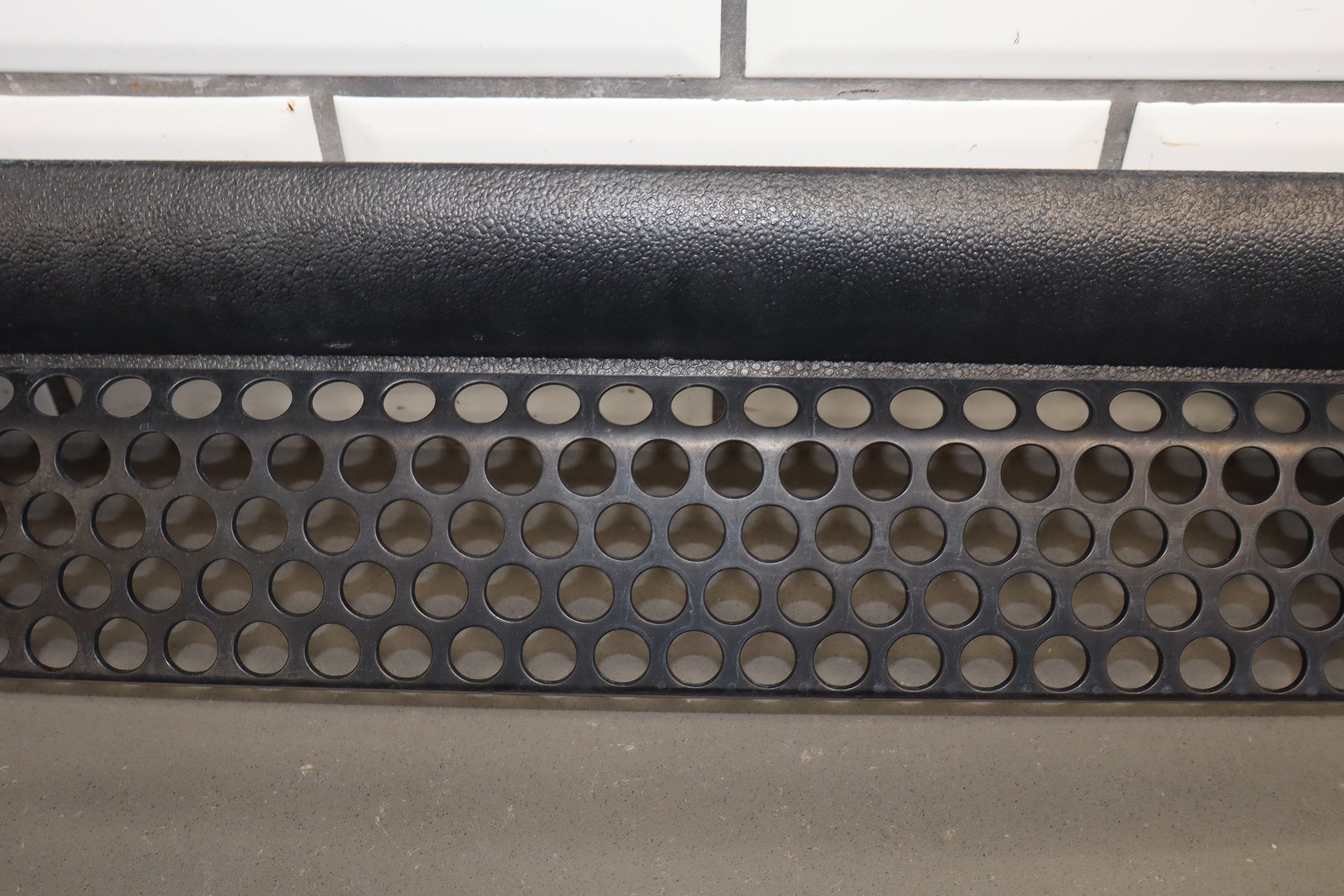 2003-2007 Hummer H2 Lower Front Grille 15078156