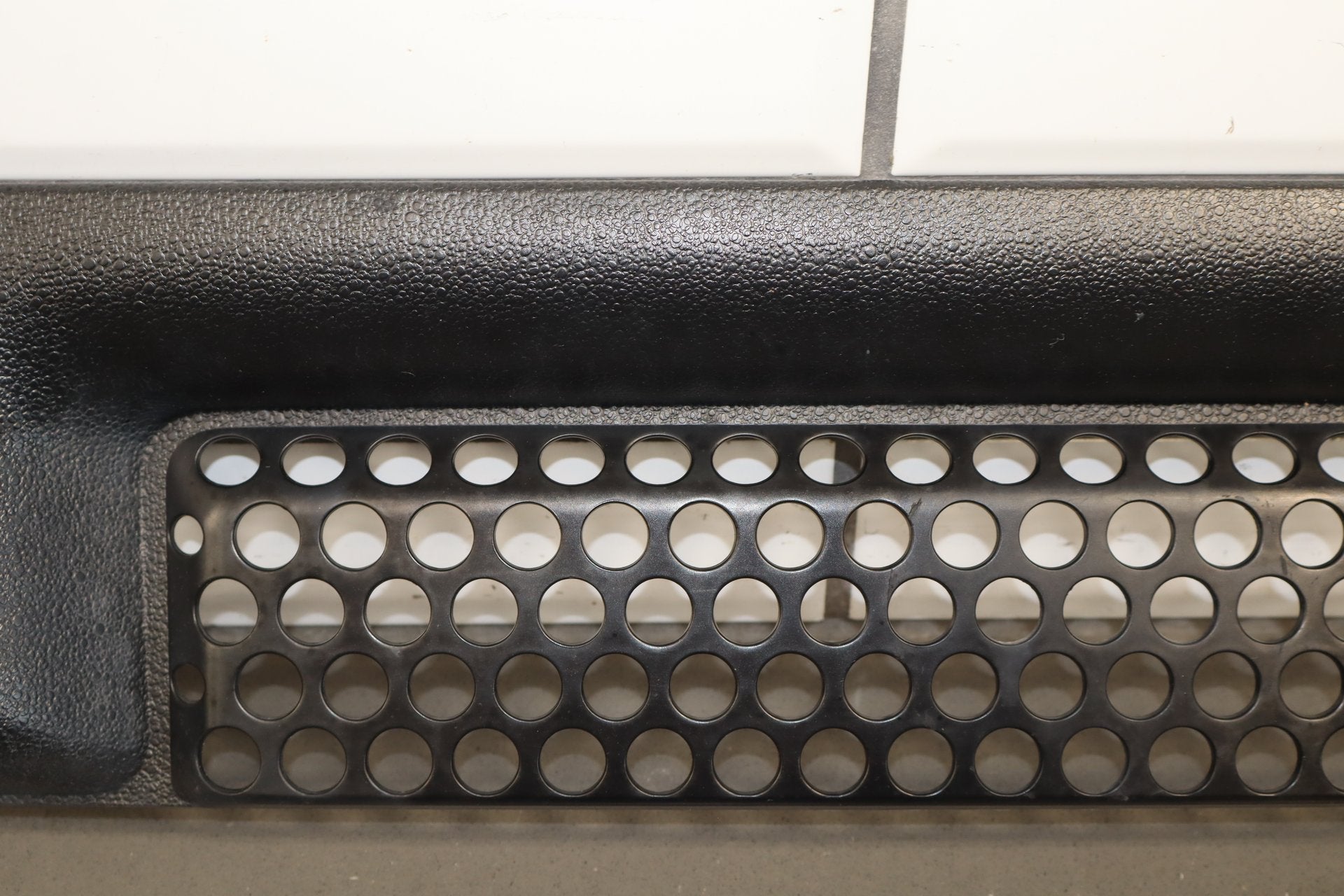 2003-2007 Hummer H2 Lower Grille 15078155