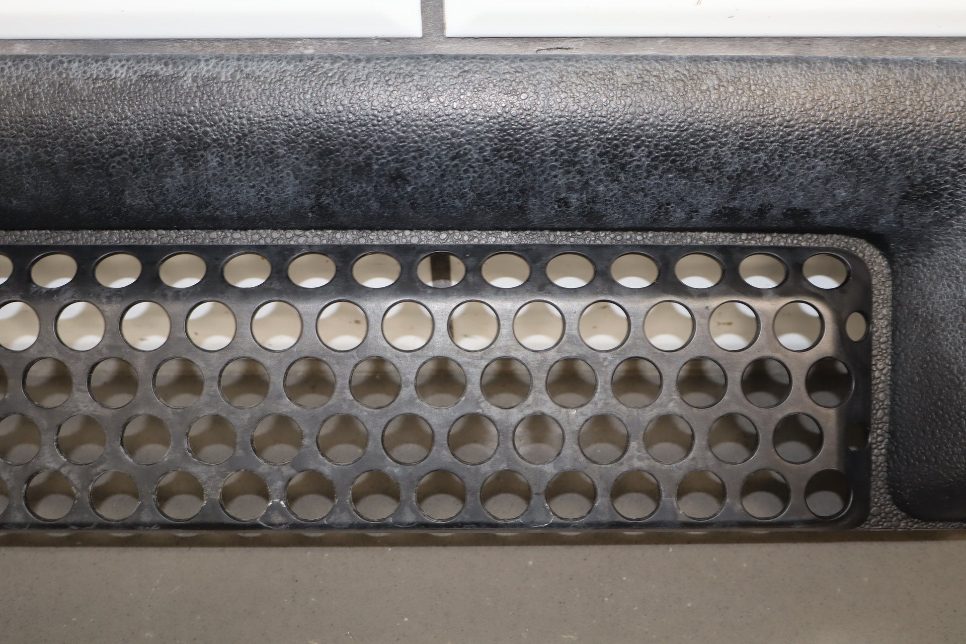 2003-2007 Hummer H2 Lower Grille 15078155