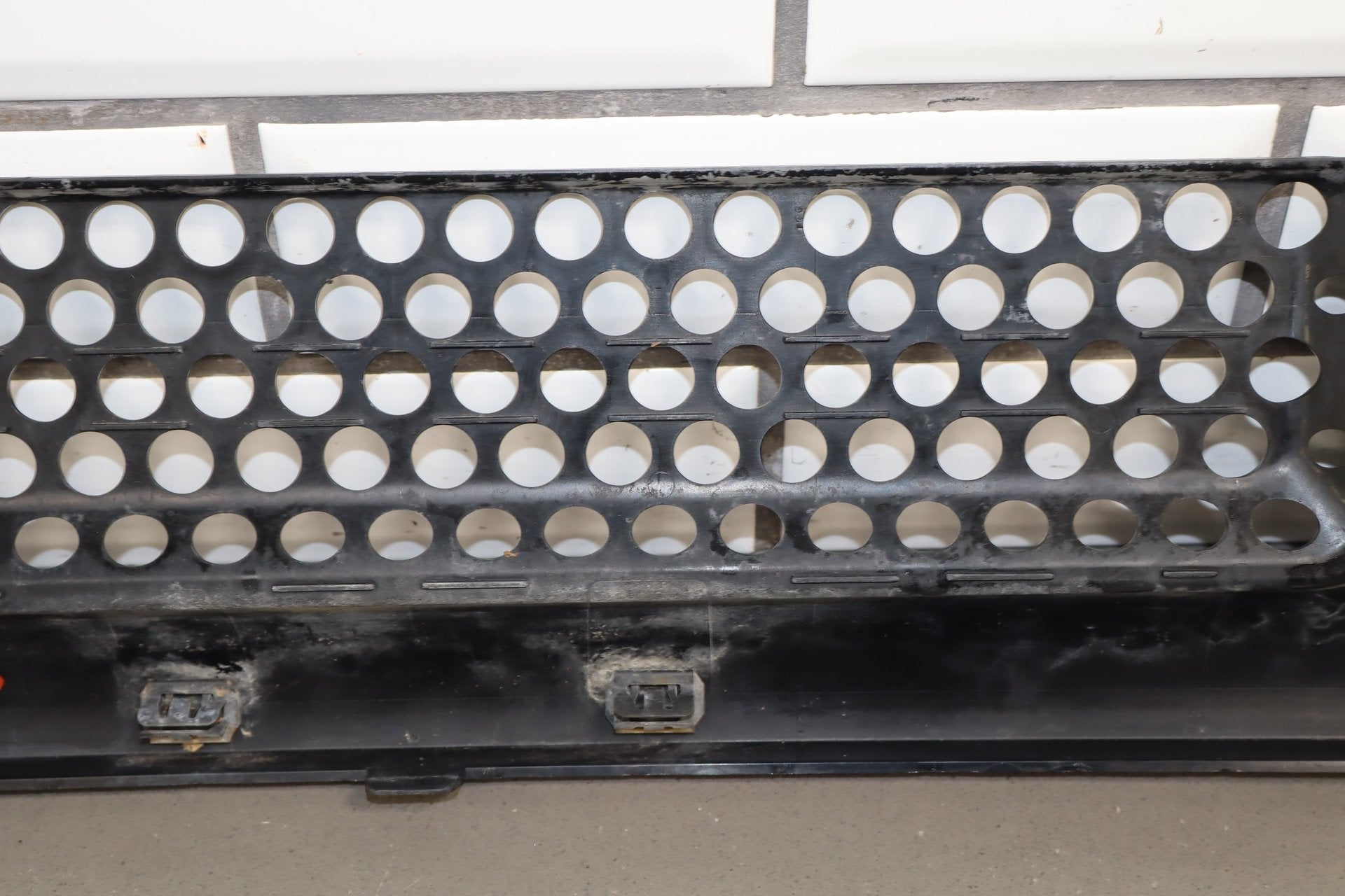 2003-2007 Hummer H2 Lower Grille 15078155