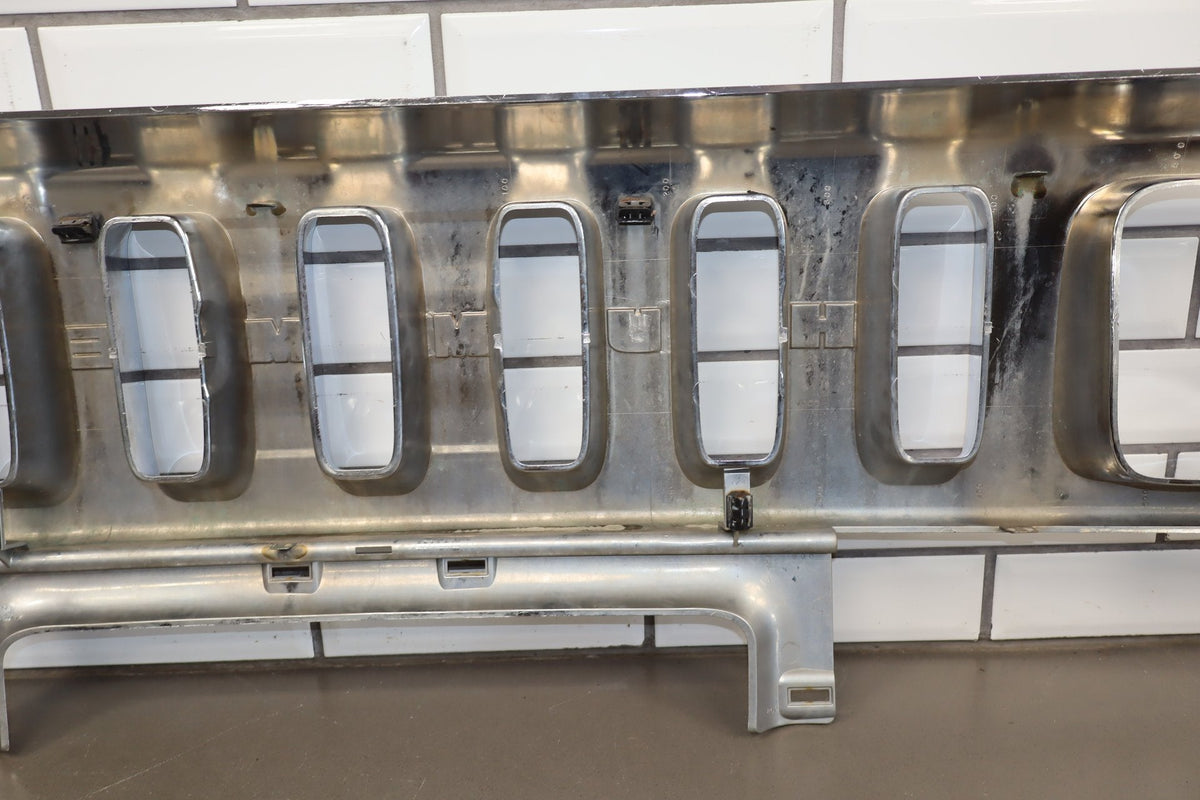 2003-2007 Hummer H2 Main Chrome Radiator Grille 15777617 - Chips, Bubbling