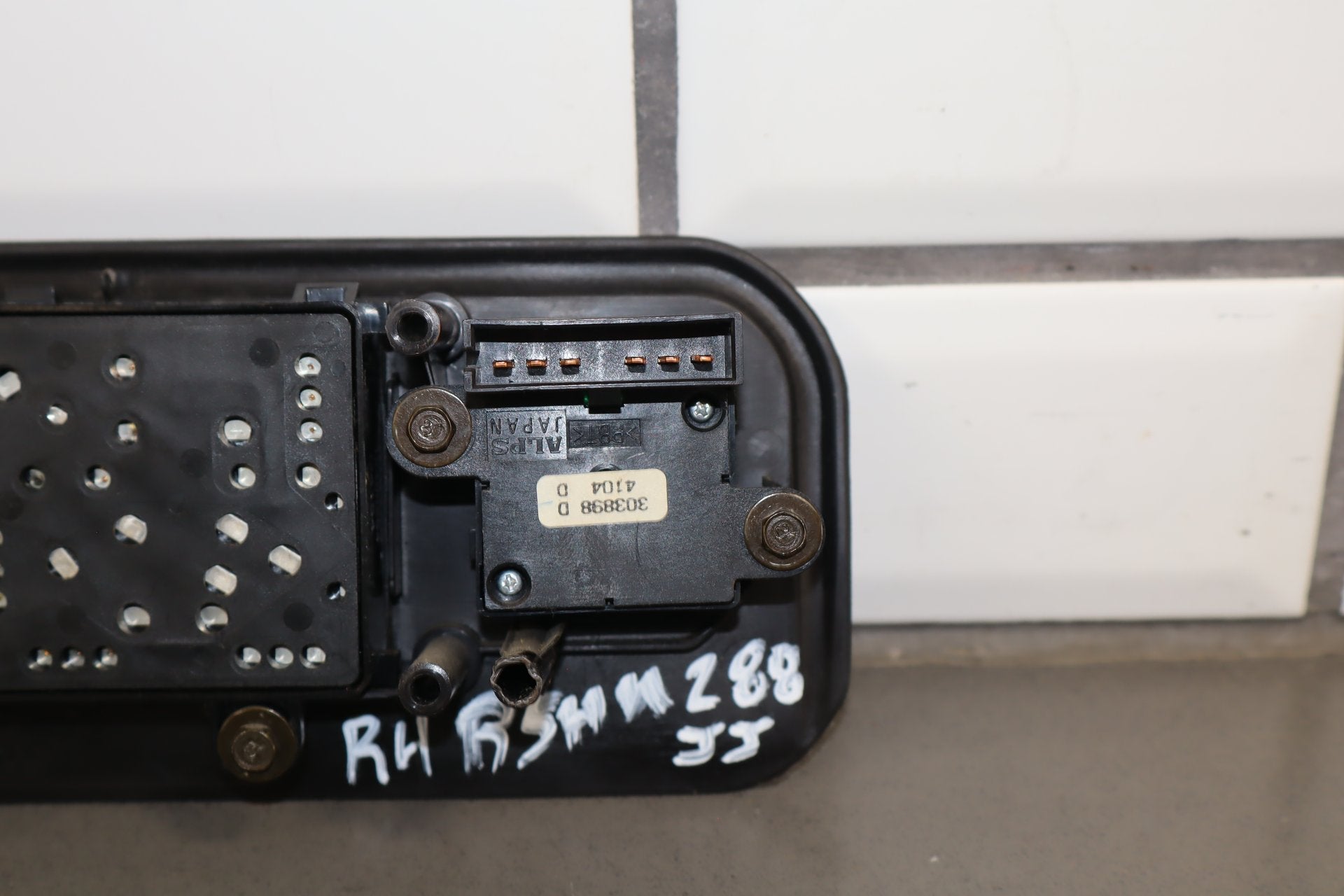 2003-2007 Hummer H2- Passenger Right Power Seat Adjuster Switch W/ Bezel
