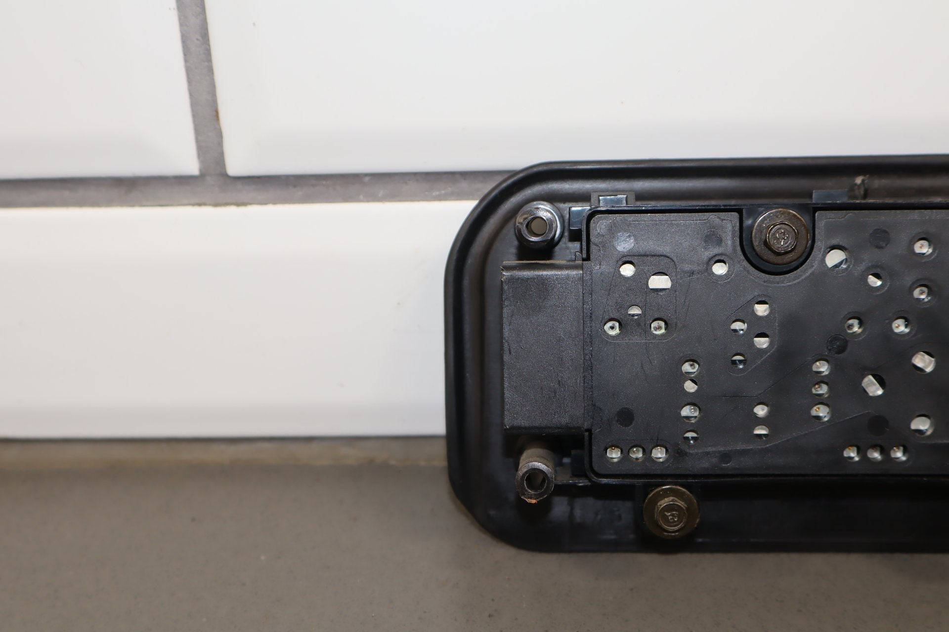 2003-2007 Hummer H2- Passenger Right Power Seat Adjuster Switch W/ Bezel