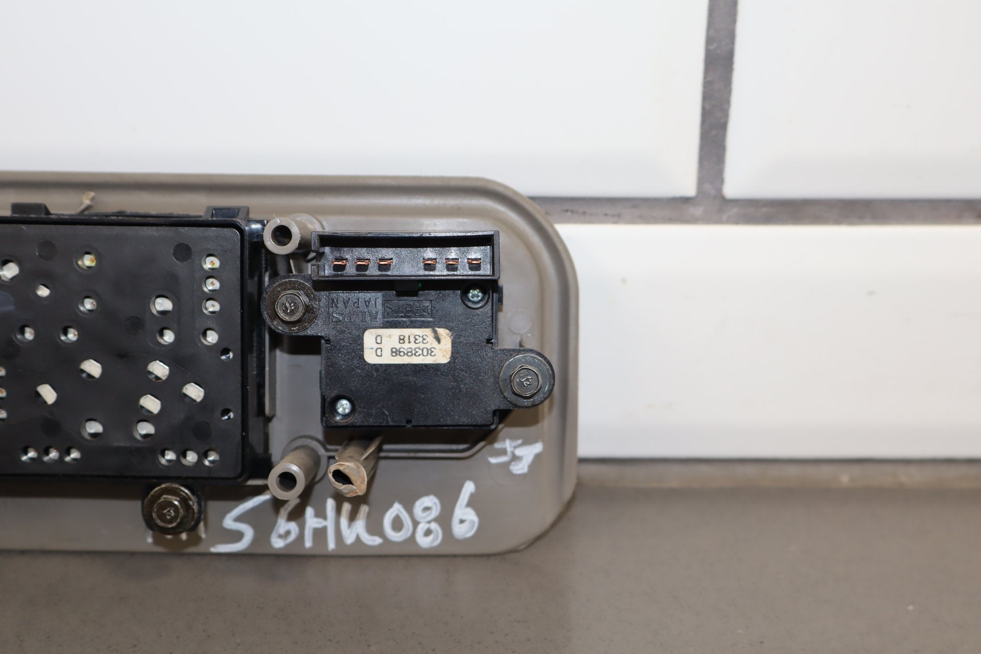 2003-2007 Hummer H2- Passenger Right Power Seat Adjuster Switch W/ Bezel