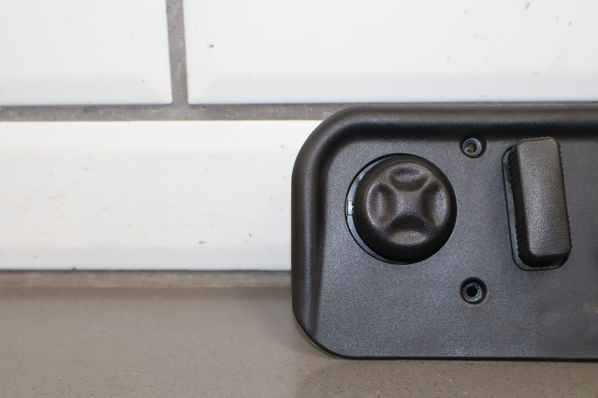 2003-2007 Hummer H2- Passenger Right Power Seat Adjuster Switch W/ Bezel