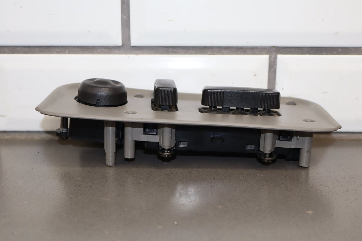 2003-2007 Hummer H2- Passenger Right Power Seat Adjuster Switch W/ Bezel