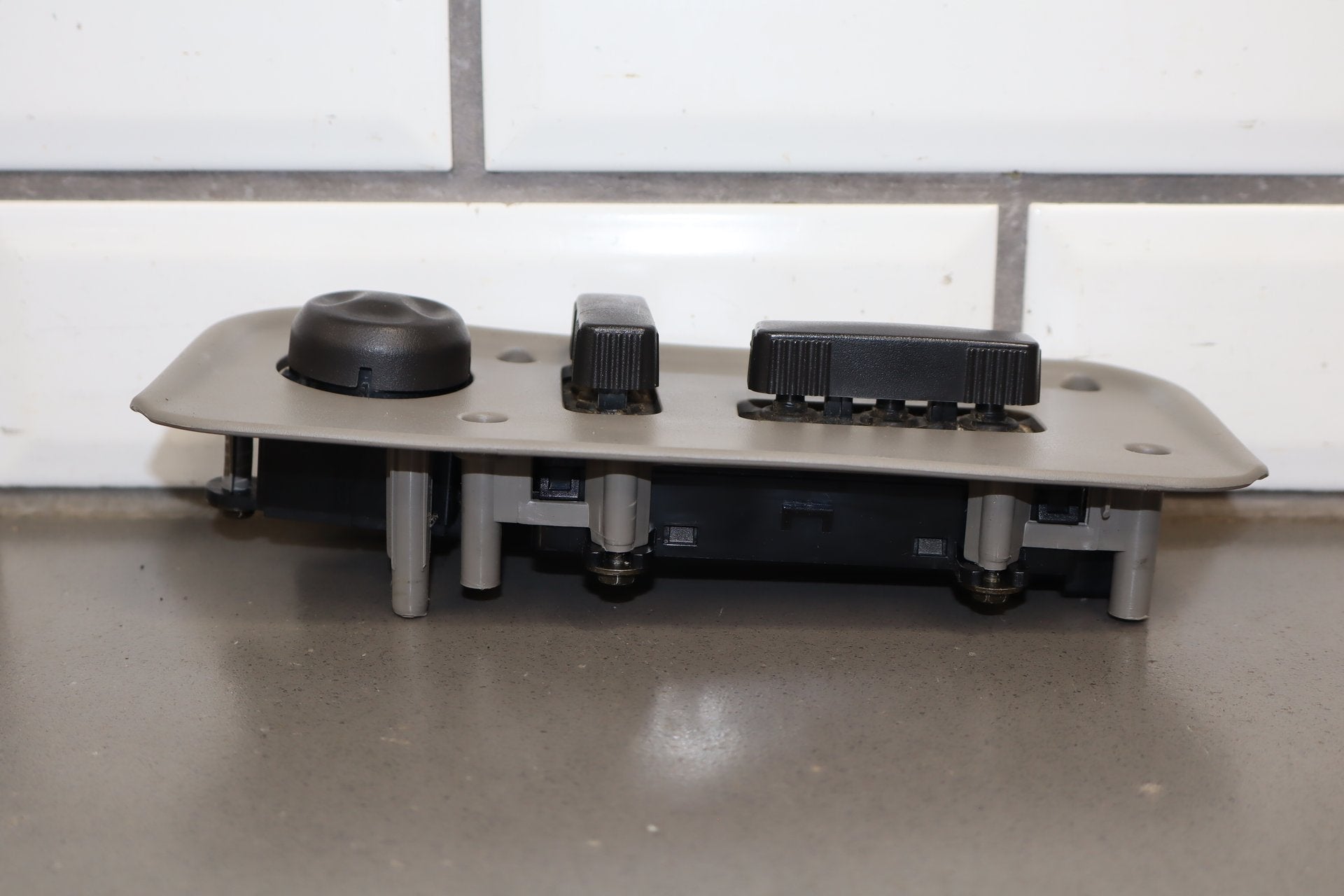 2003-2007 Hummer H2- Passenger Right Power Seat Adjuster Switch W/ Bezel