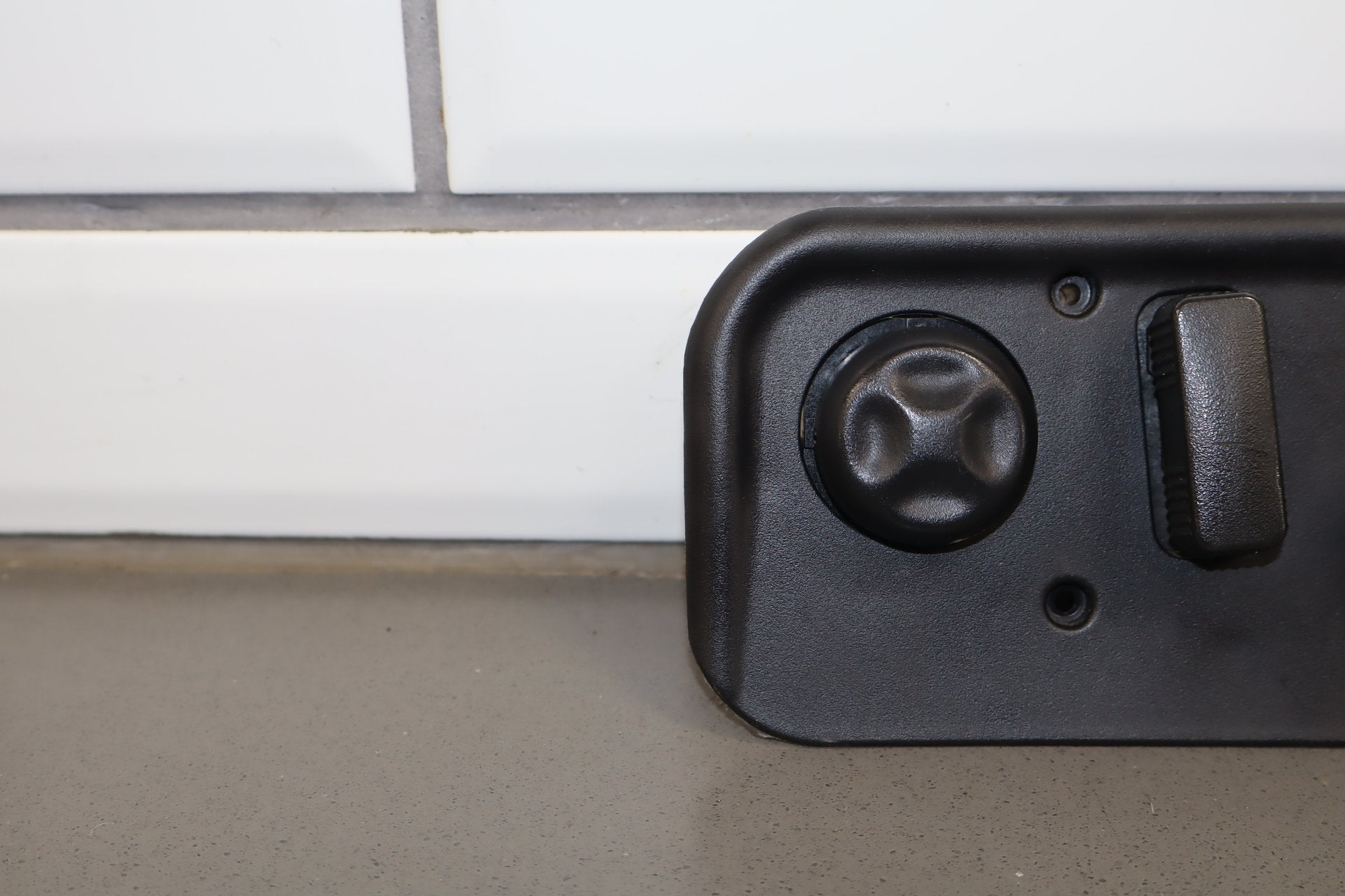 2003-2007 Hummer H2- Passenger Right Power Seat Adjuster Switch W/ Bezel