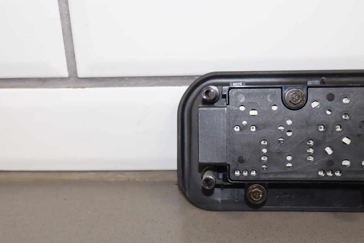 2003-2007 Hummer H2- Passenger Right Power Seat Adjuster Switch W/ Bezel
