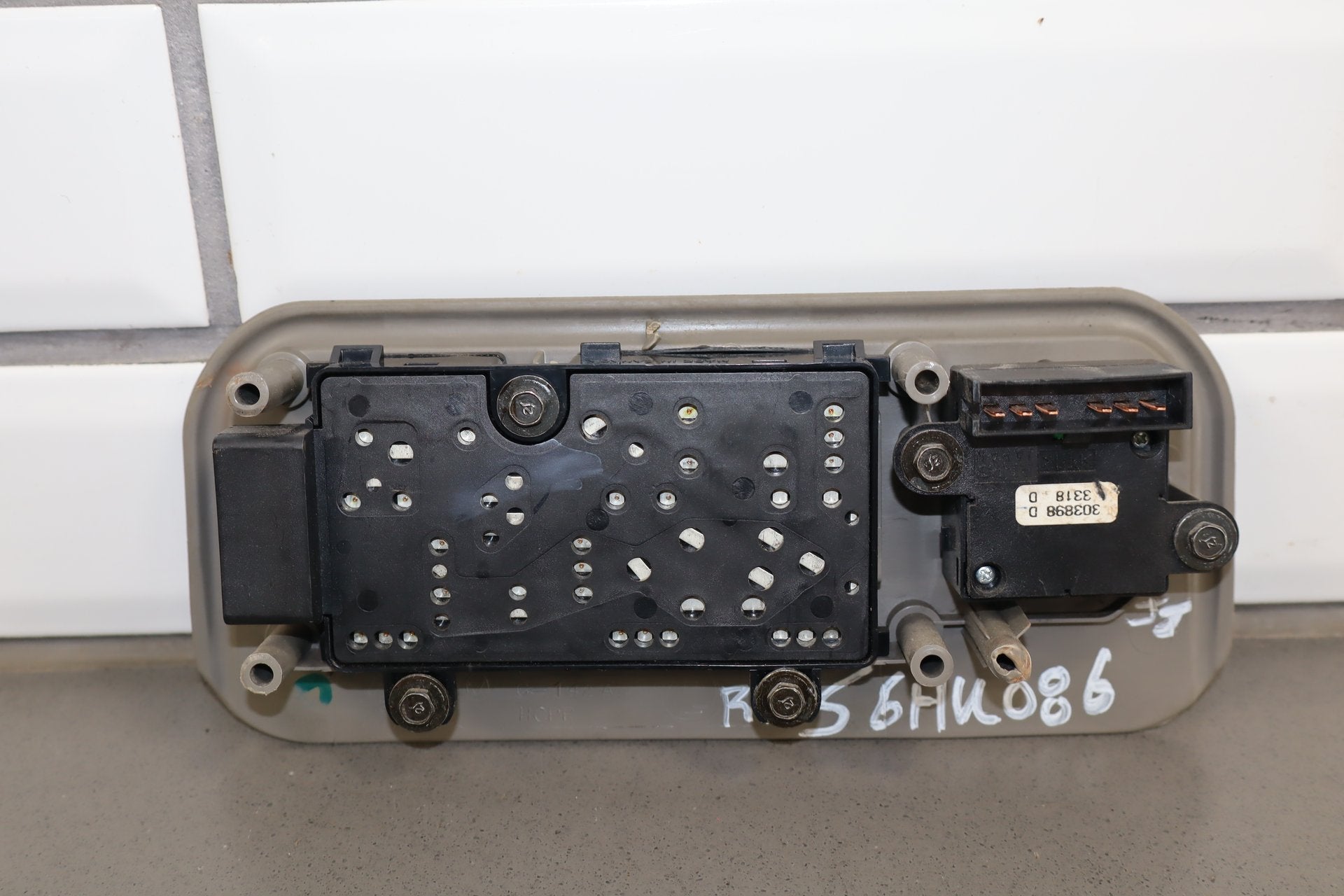 2003-2007 Hummer H2- Passenger Right Power Seat Adjuster Switch W/ Bezel