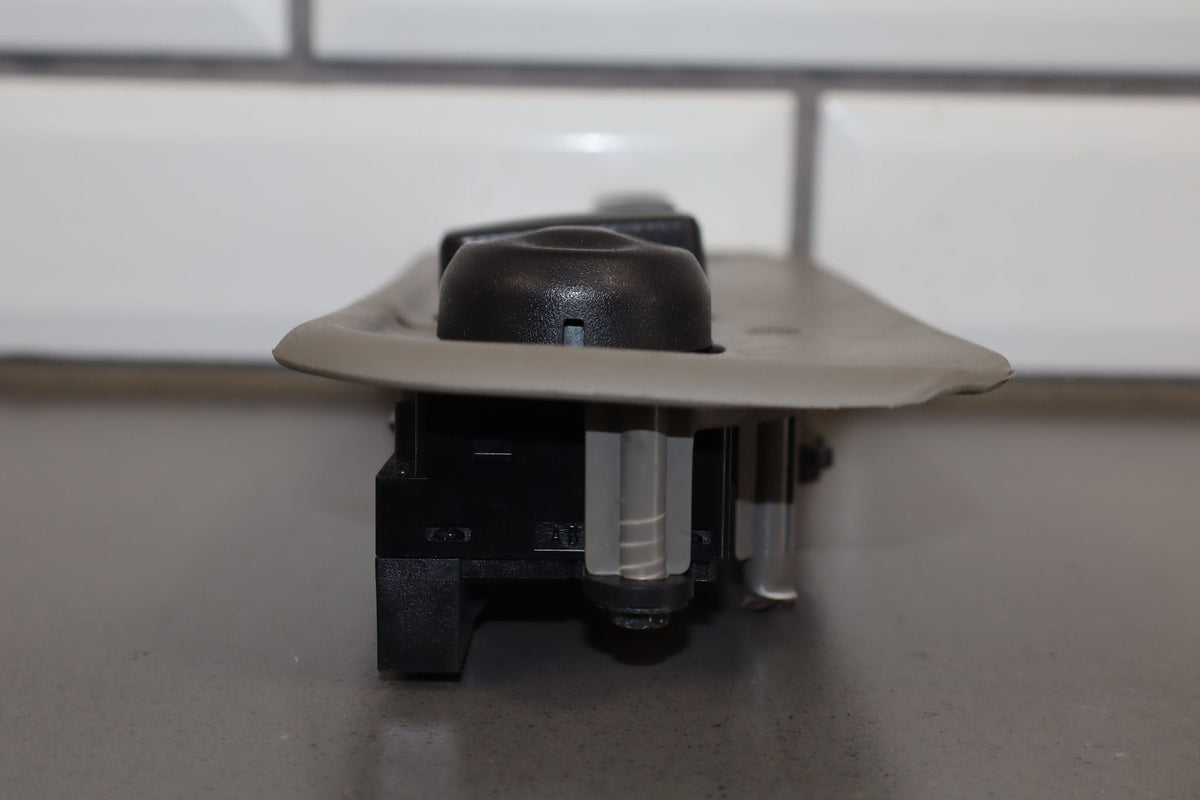2003-2007 Hummer H2- Passenger Right Power Seat Adjuster Switch W/ Bezel