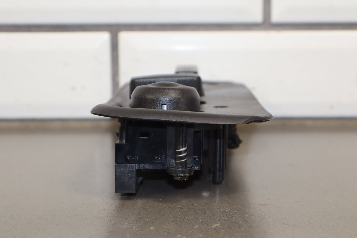 2003-2007 Hummer H2- Passenger Right Power Seat Adjuster Switch W/ Bezel