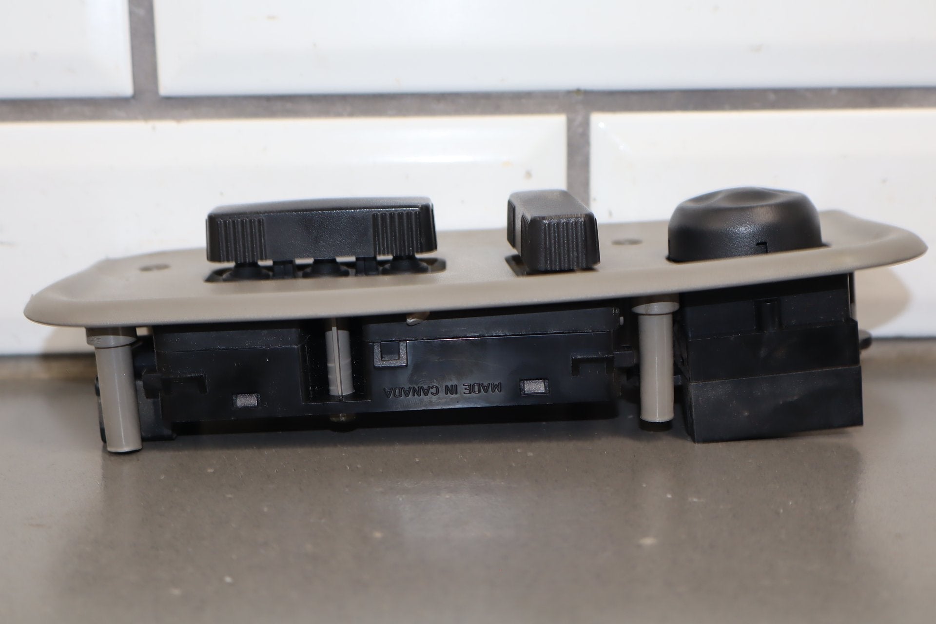 2003-2007 Hummer H2- Passenger Right Power Seat Adjuster Switch W/ Bezel