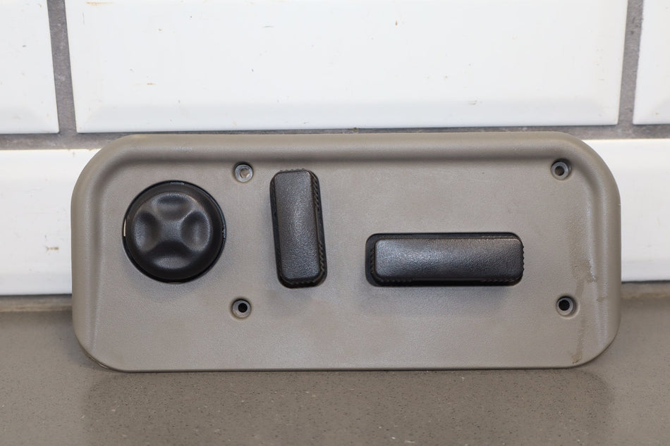 2003-2007 Hummer H2- Passenger Right Power Seat Adjuster Switch W/ Bezel
