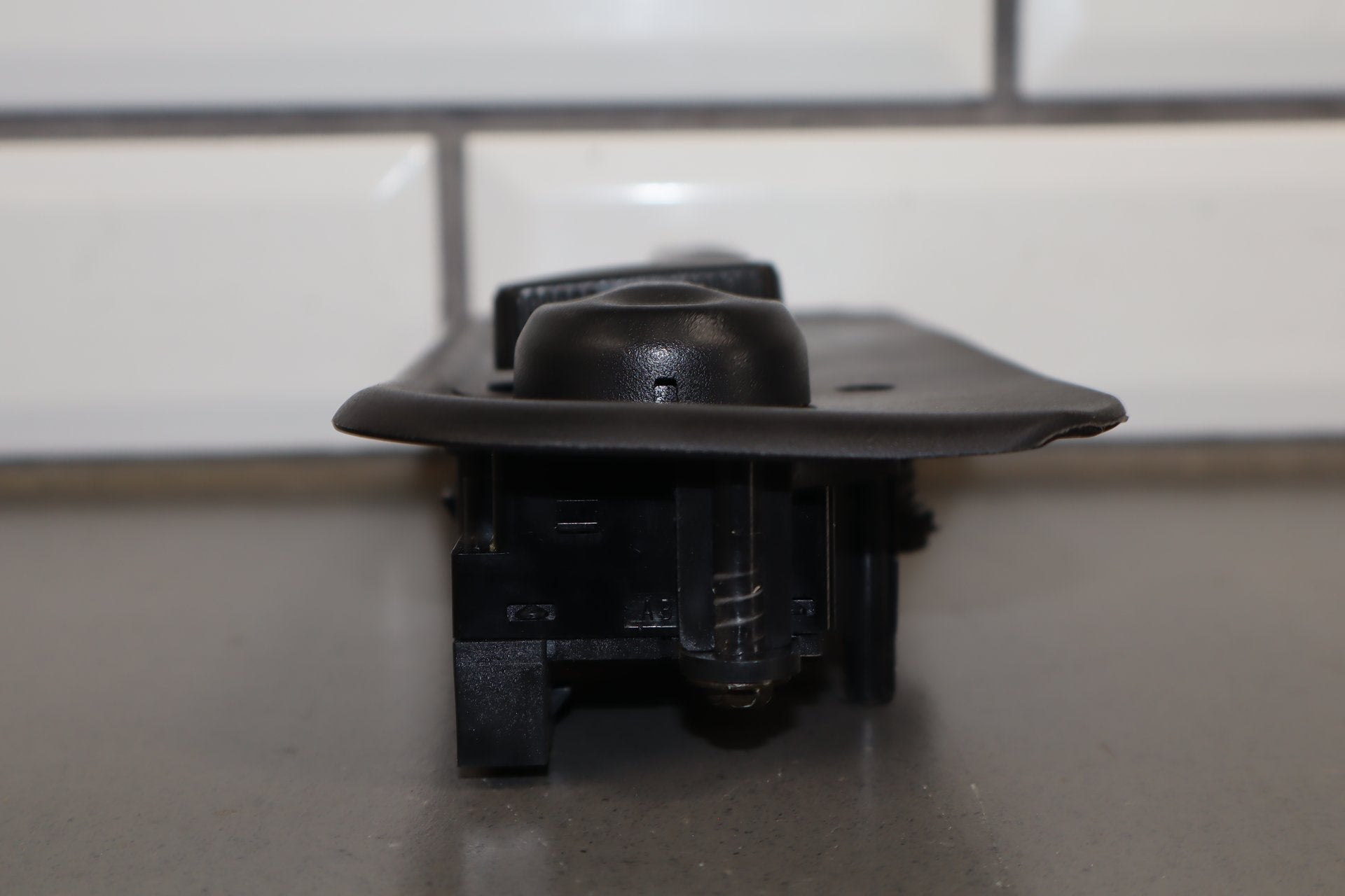 2003-2007 Hummer H2- Passenger Right Power Seat Adjuster Switch W/ Bezel
