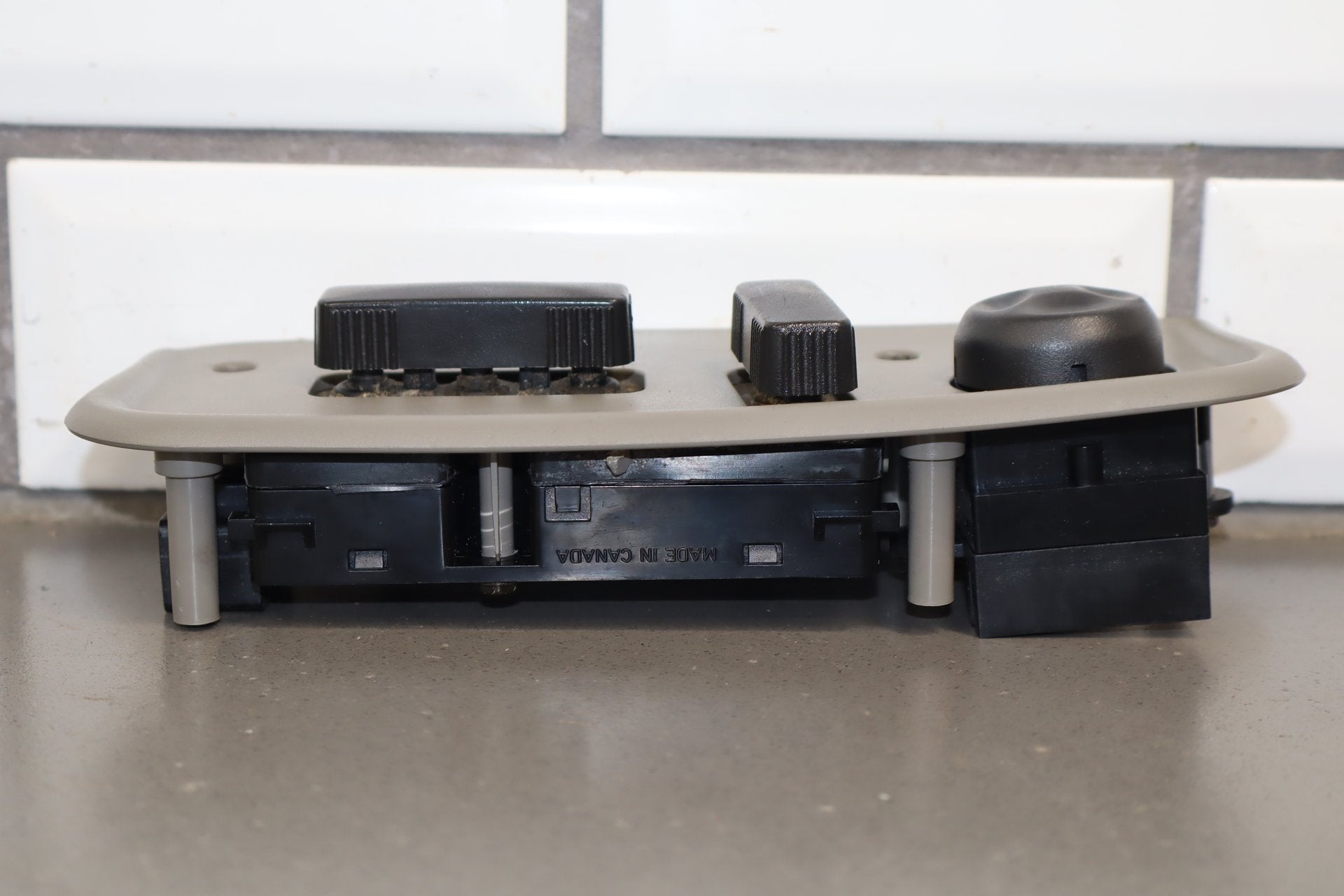 2003-2007 Hummer H2- Passenger Right Power Seat Adjuster Switch W/ Bezel