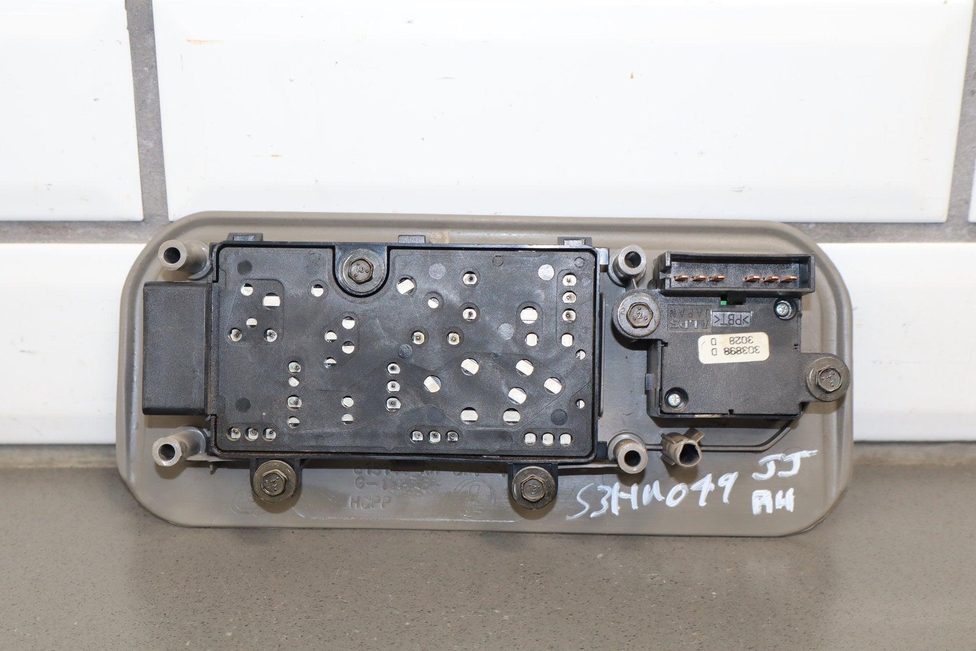 2003-2007 Hummer H2- Passenger Right Power Seat Adjuster Switch W/ Bezel