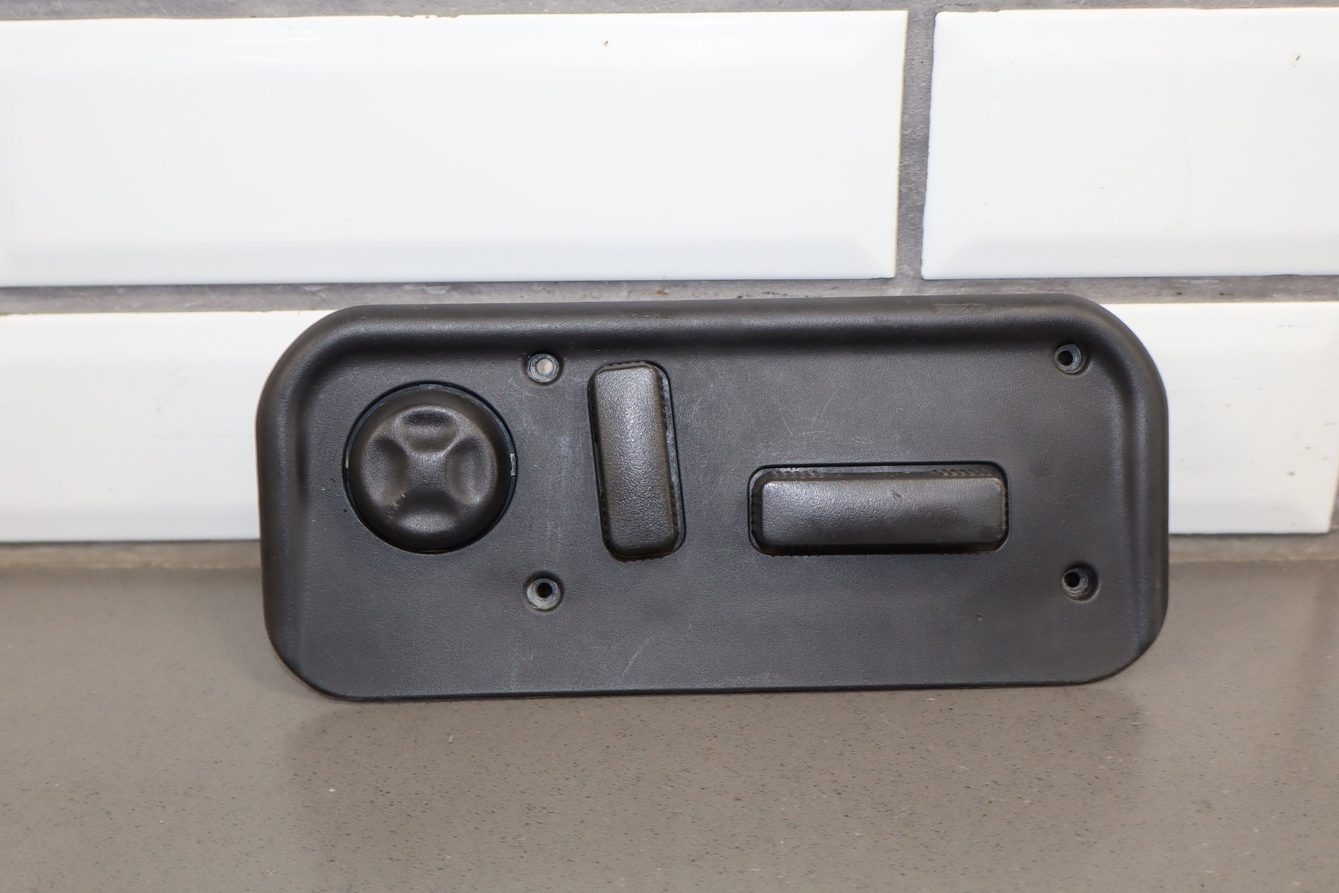 2003-2007 Hummer H2- Passenger Right Power Seat Adjuster Switch W/ Bezel
