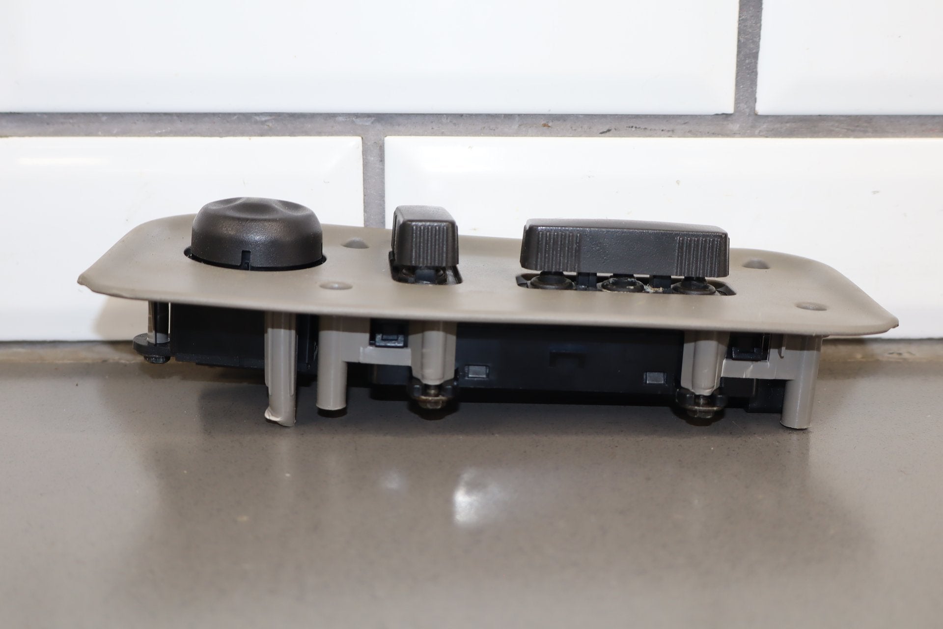 2003-2007 Hummer H2- Passenger Right Power Seat Adjuster Switch W/ Bezel