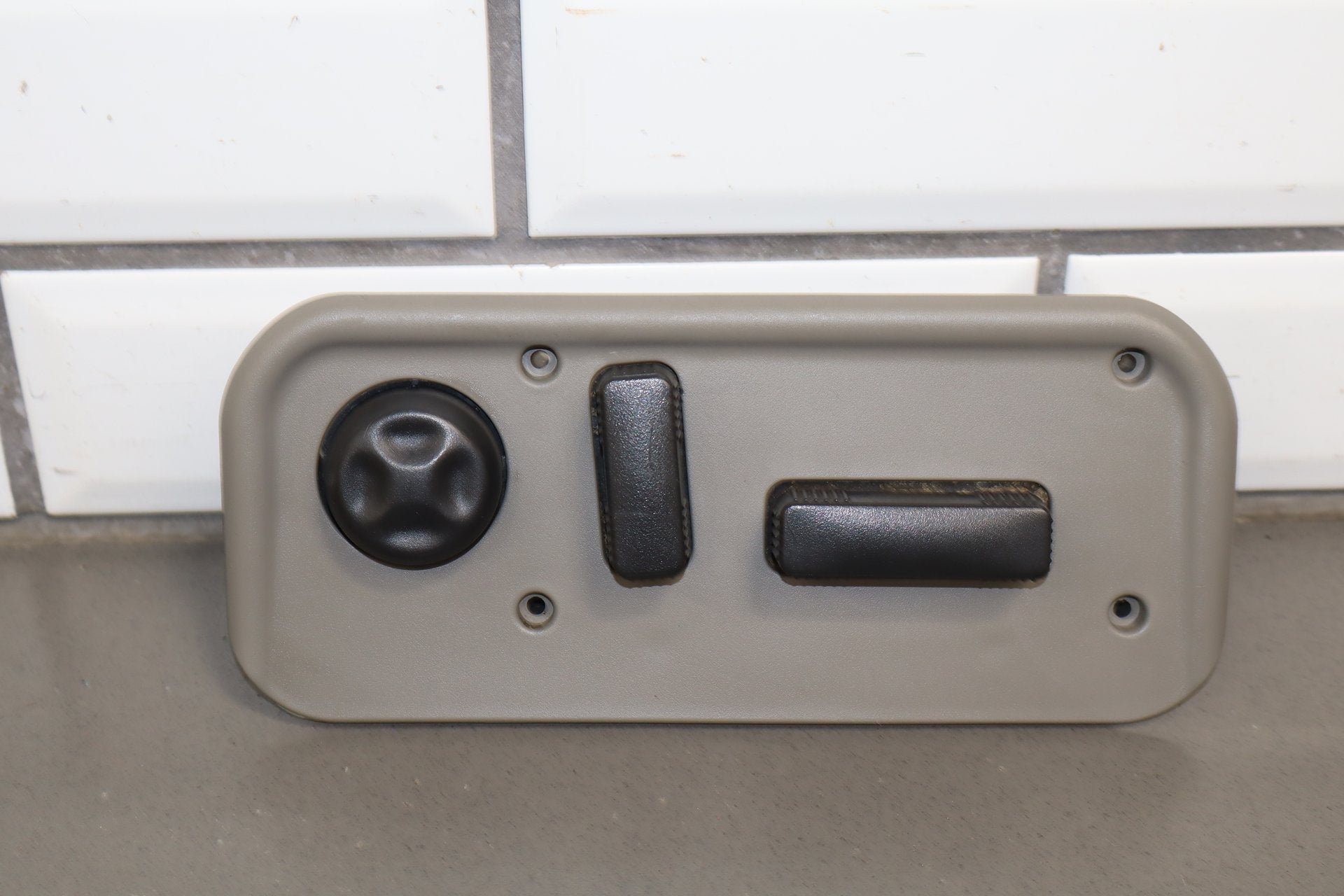 2003-2007 Hummer H2- Passenger Right Power Seat Adjuster Switch W/ Bezel