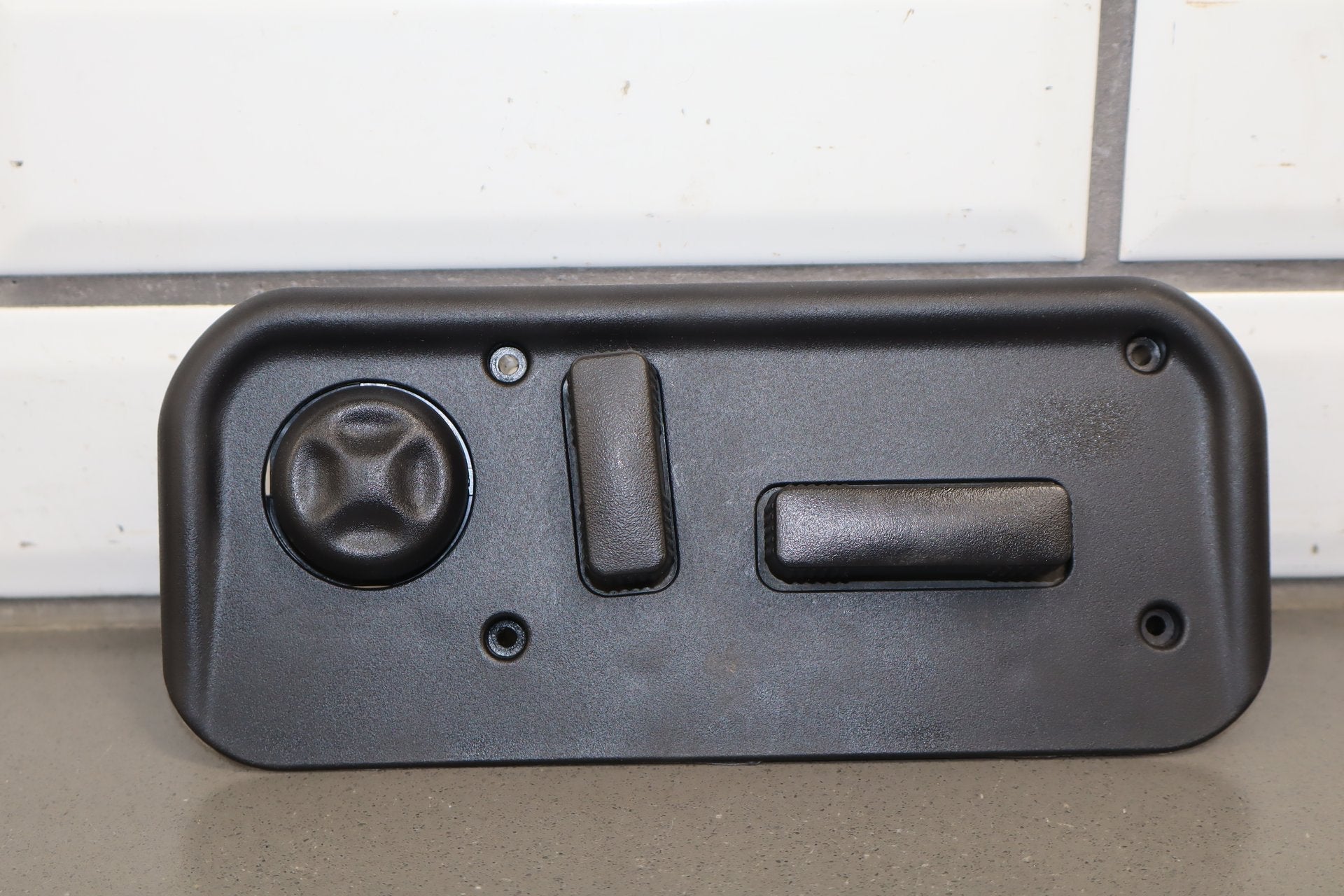 2003-2007 Hummer H2- Passenger Right Power Seat Adjuster Switch W/ Bezel