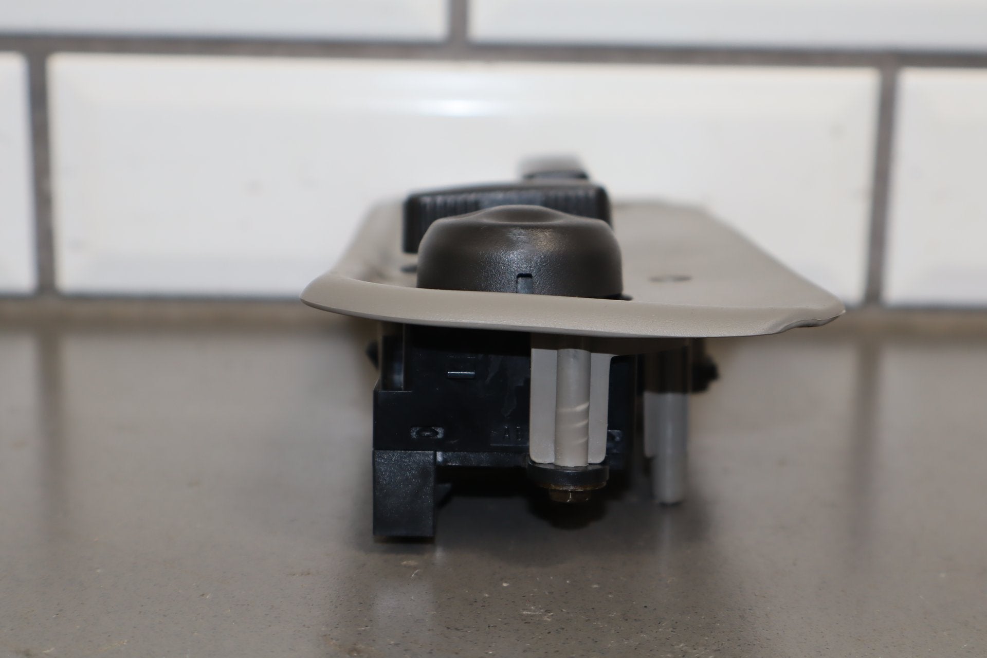 2003-2007 Hummer H2- Passenger Right Power Seat Adjuster Switch W/ Bezel