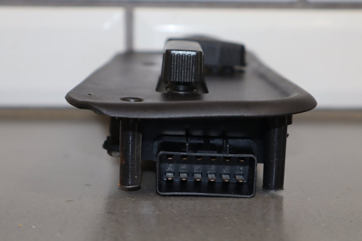 2003-2007 Hummer H2- Passenger Right Power Seat Adjuster Switch W/ Bezel
