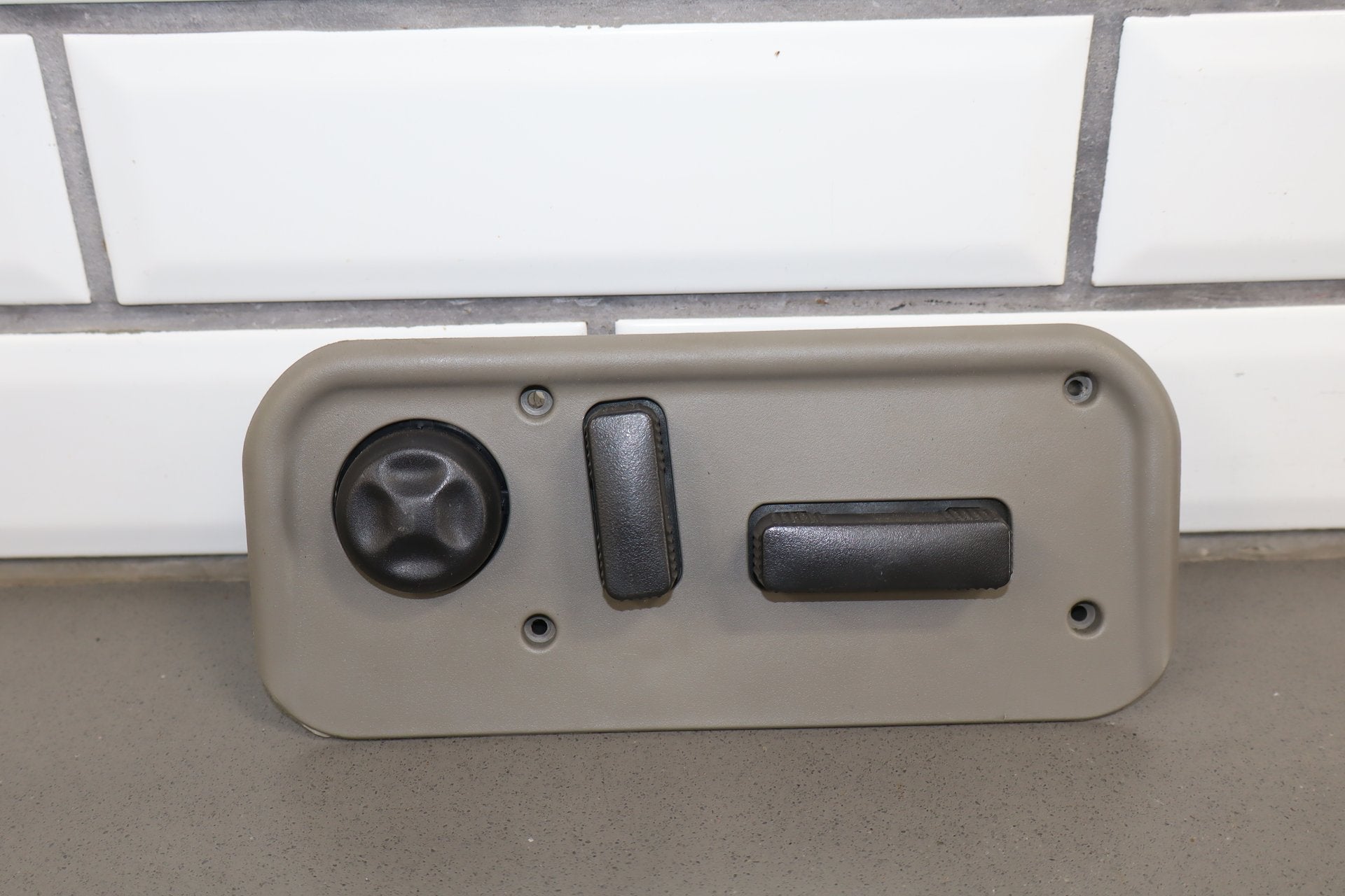 2003-2007 Hummer H2- Passenger Right Power Seat Adjuster Switch W/ Bezel