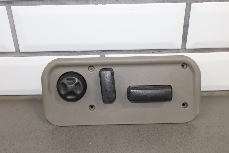 2003-2007 Hummer H2- Passenger Right Power Seat Adjuster Switch W/ Bezel