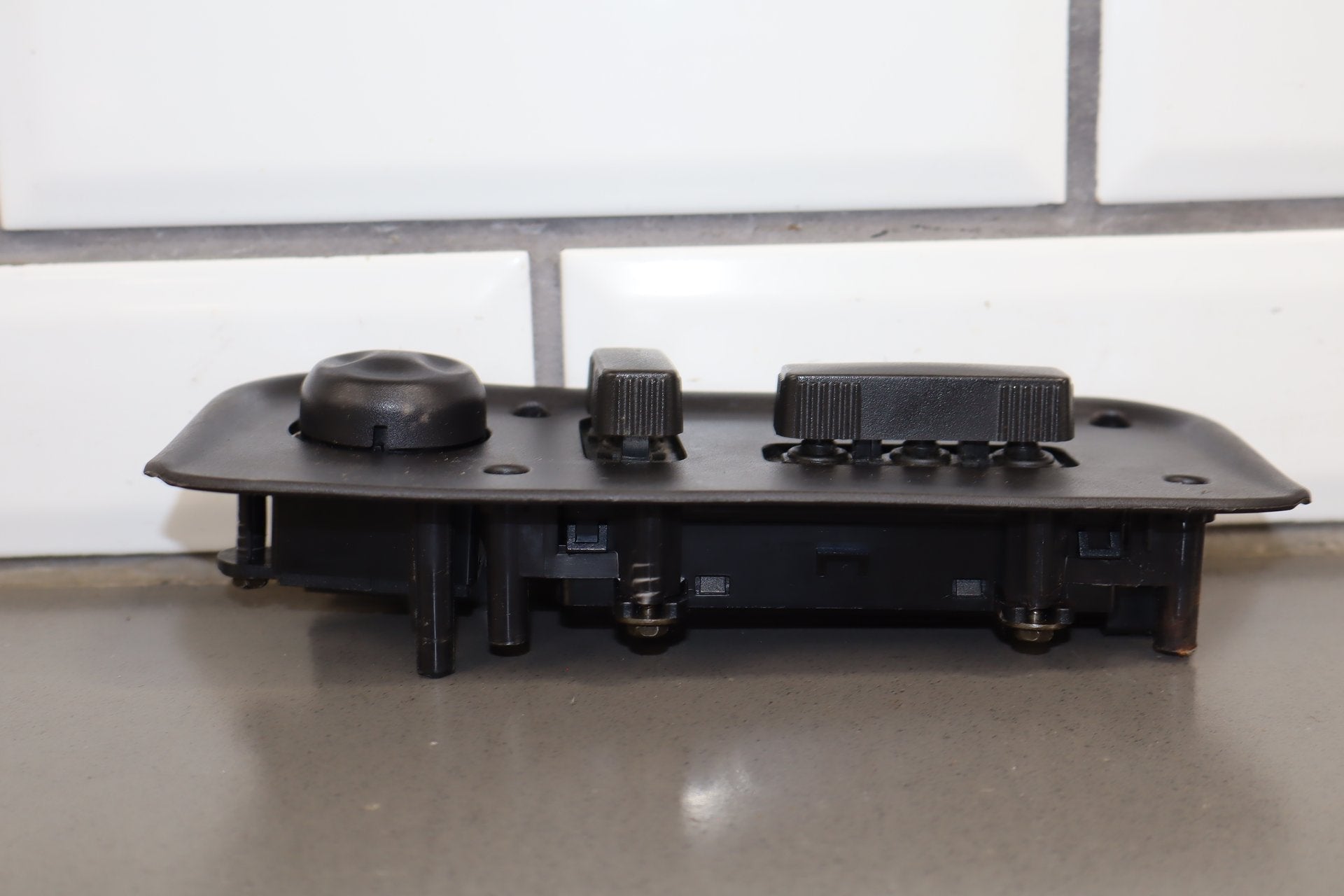 2003-2007 Hummer H2- Passenger Right Power Seat Adjuster Switch W/ Bezel