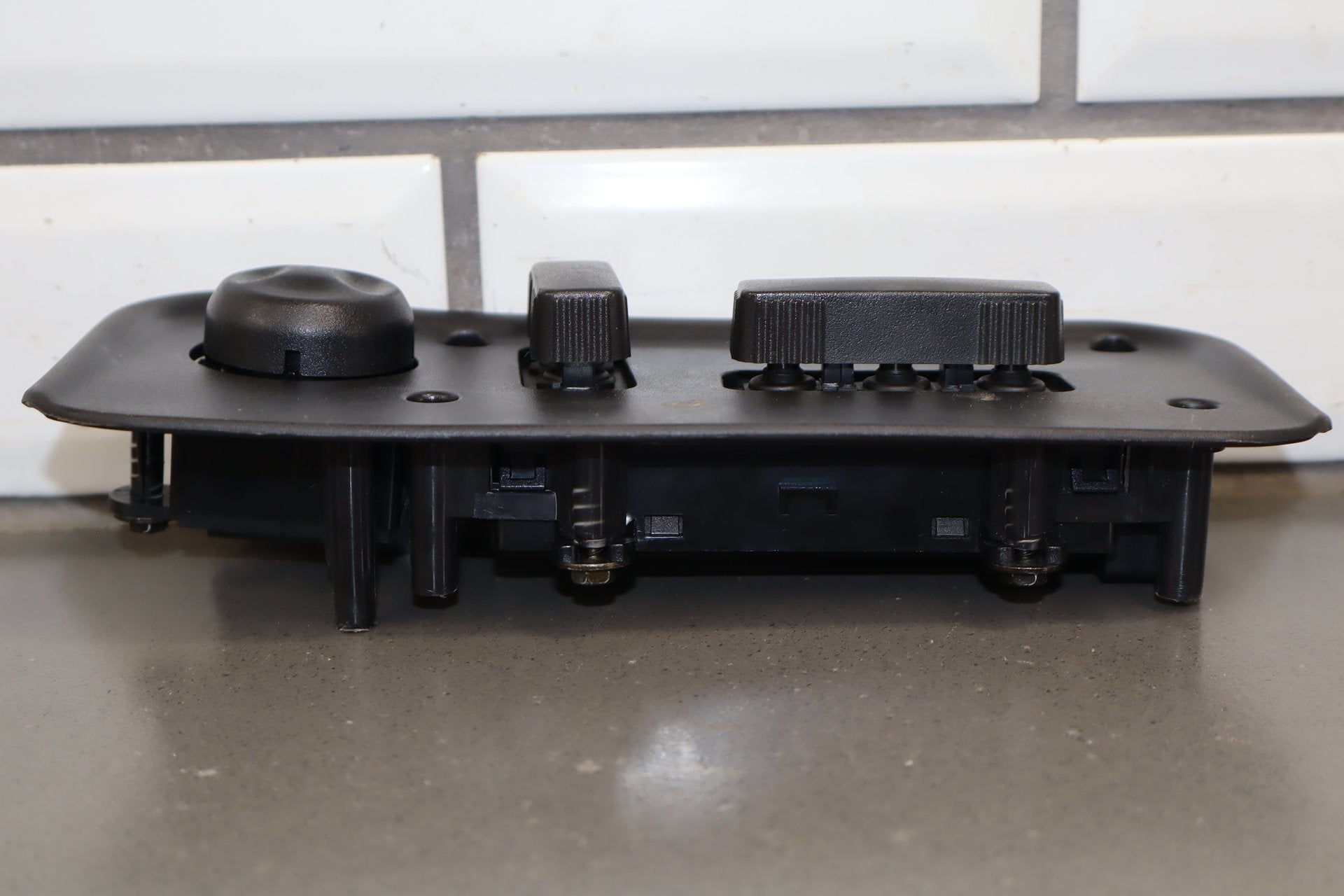 2003-2007 Hummer H2- Passenger Right Power Seat Adjuster Switch W/ Bezel