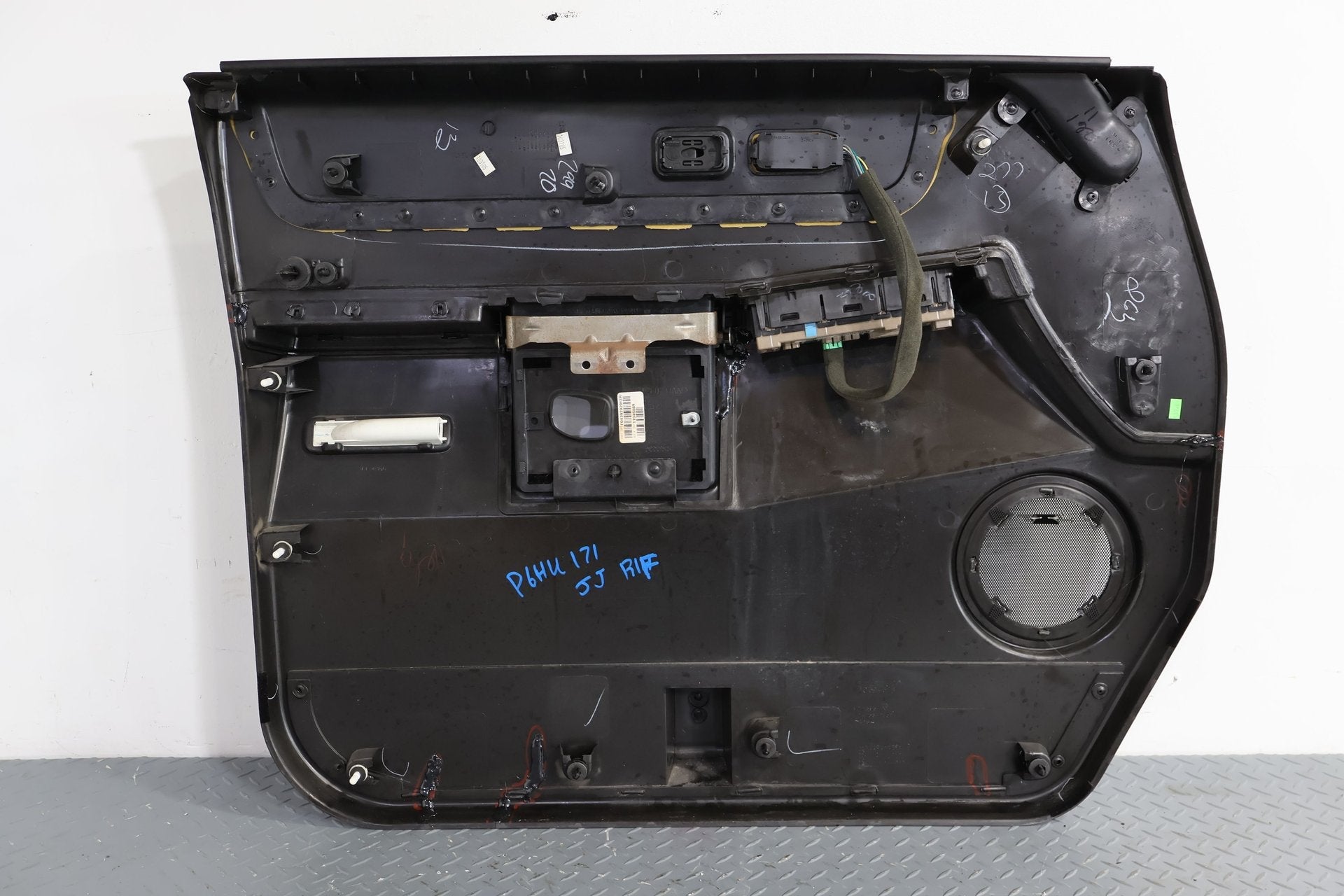 2003-2007 Hummer H2- Right Front Door Trim Panel Black 48 15846874