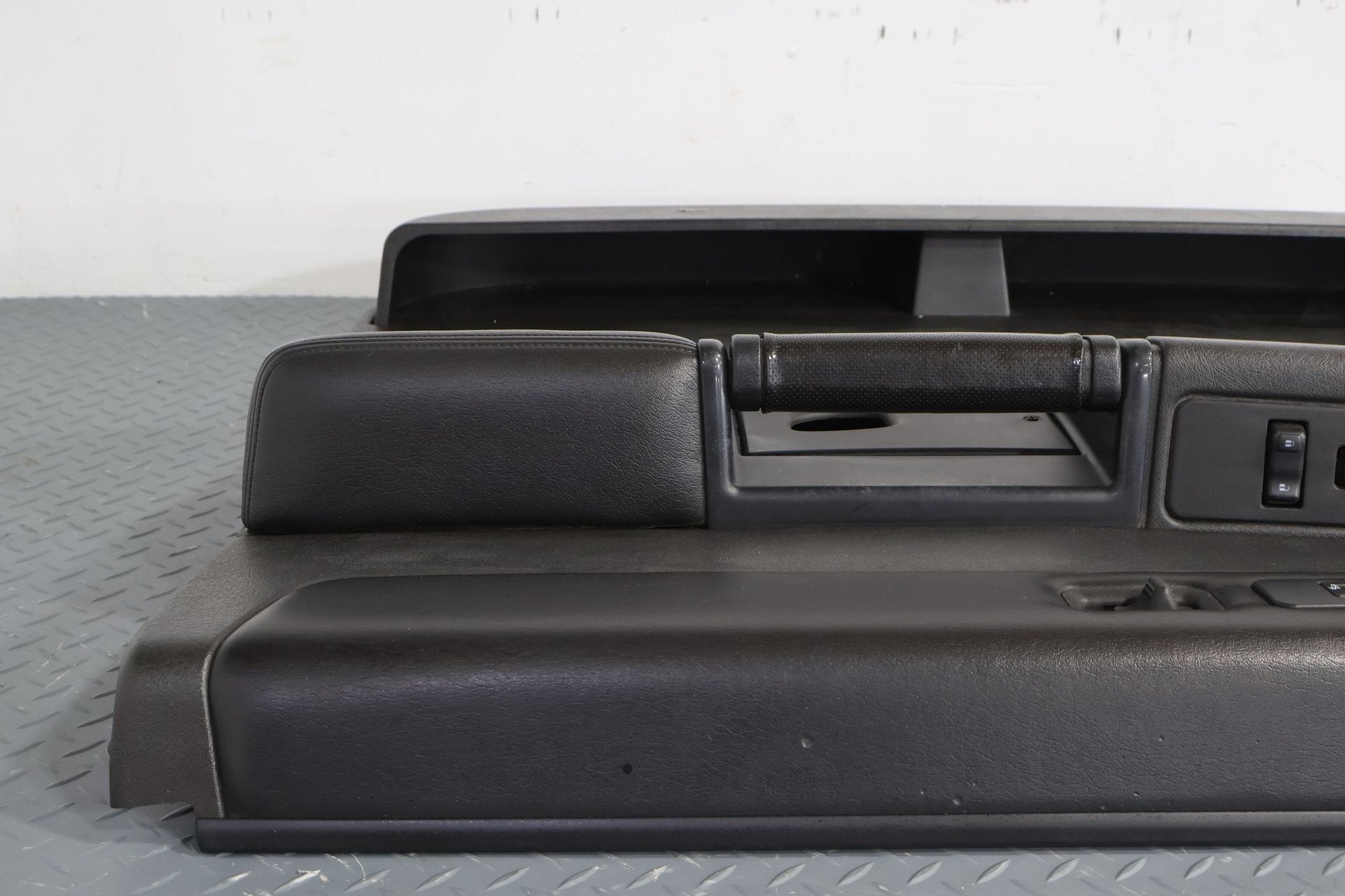 2003-2007 Hummer H2- Right Front Door Trim Panel Black 48 15846874