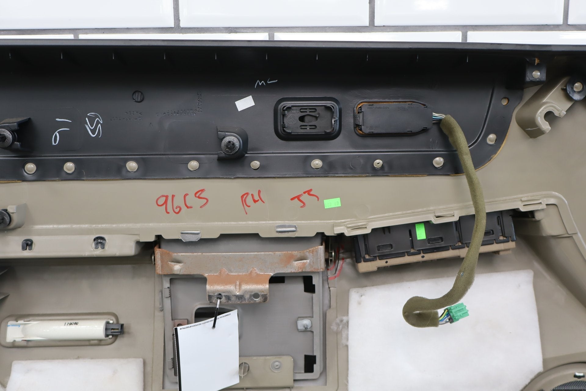 2003-2007 Hummer H2- Right Front Door Trim Panel Wheat 50 15846874