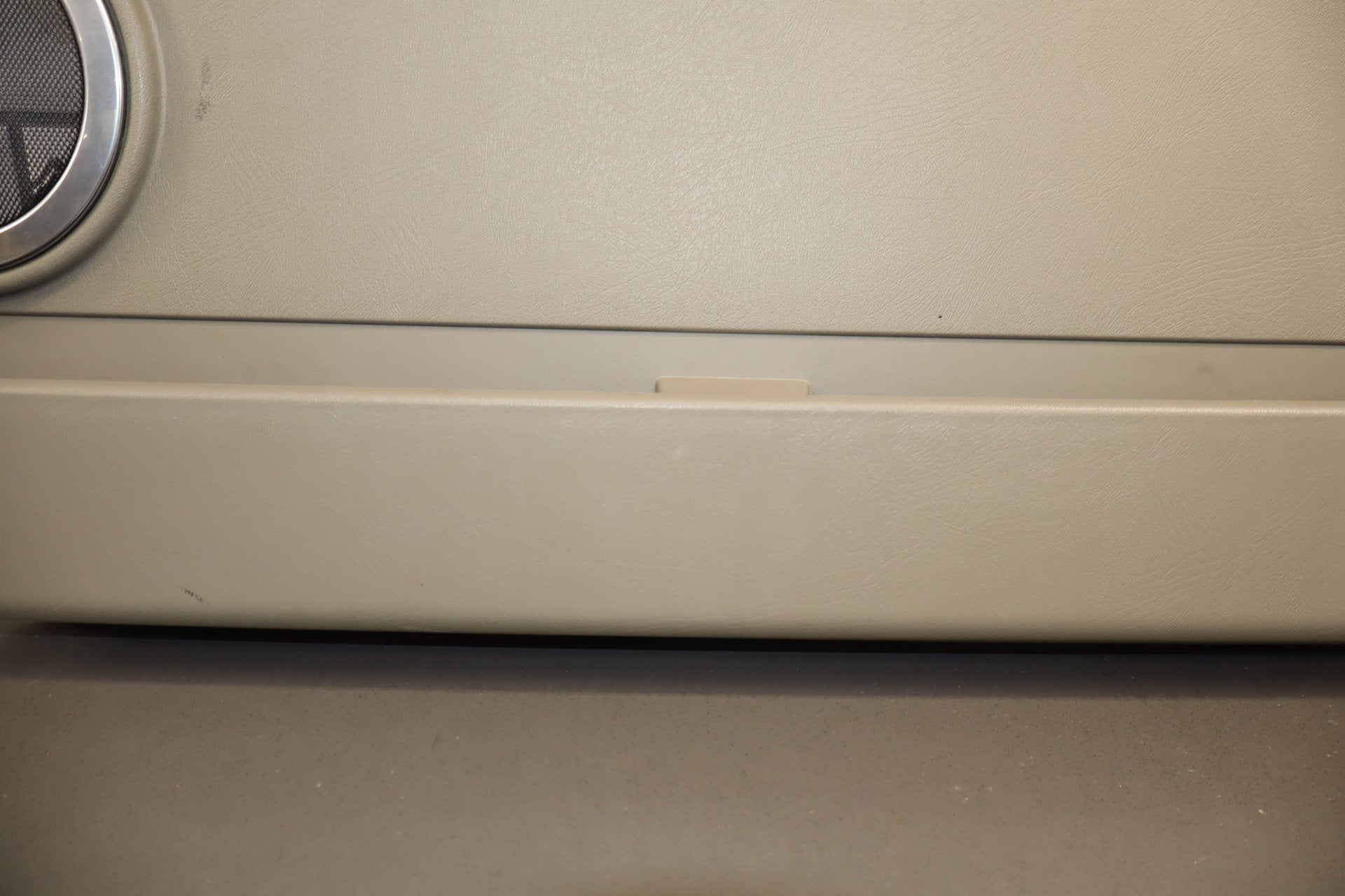 2003-2007 Hummer H2- Right Front Door Trim Panel Wheat 502 15846874