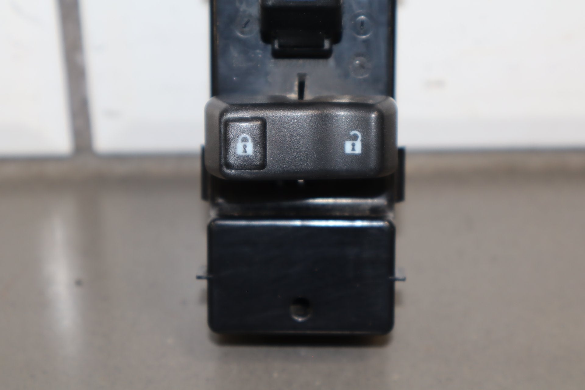 2003-2007 Hummer H2 Right Front Window Switch 15846874 OEM