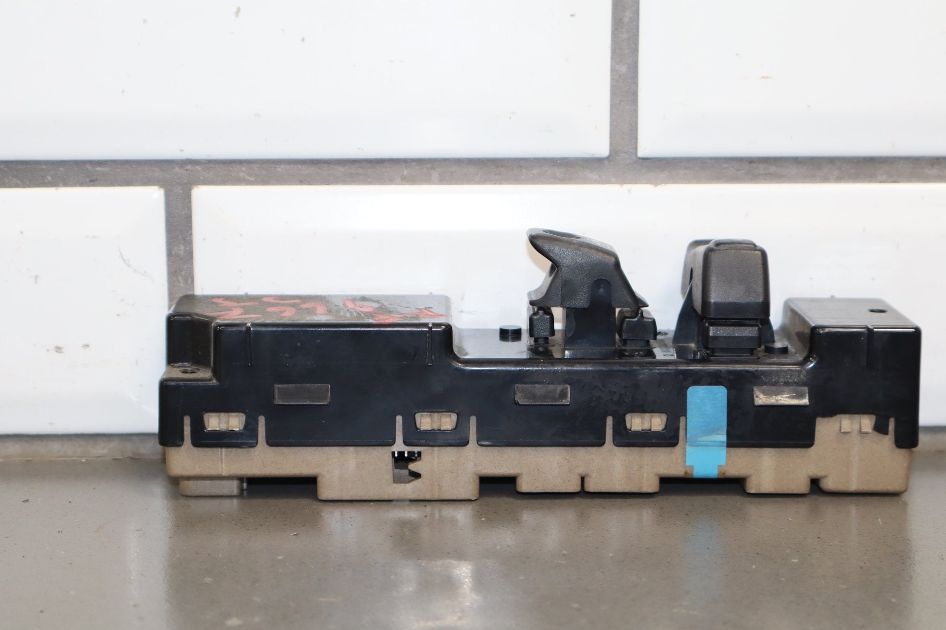 2003-2007 Hummer H2 Right Front Window Switch 15846874 OEM