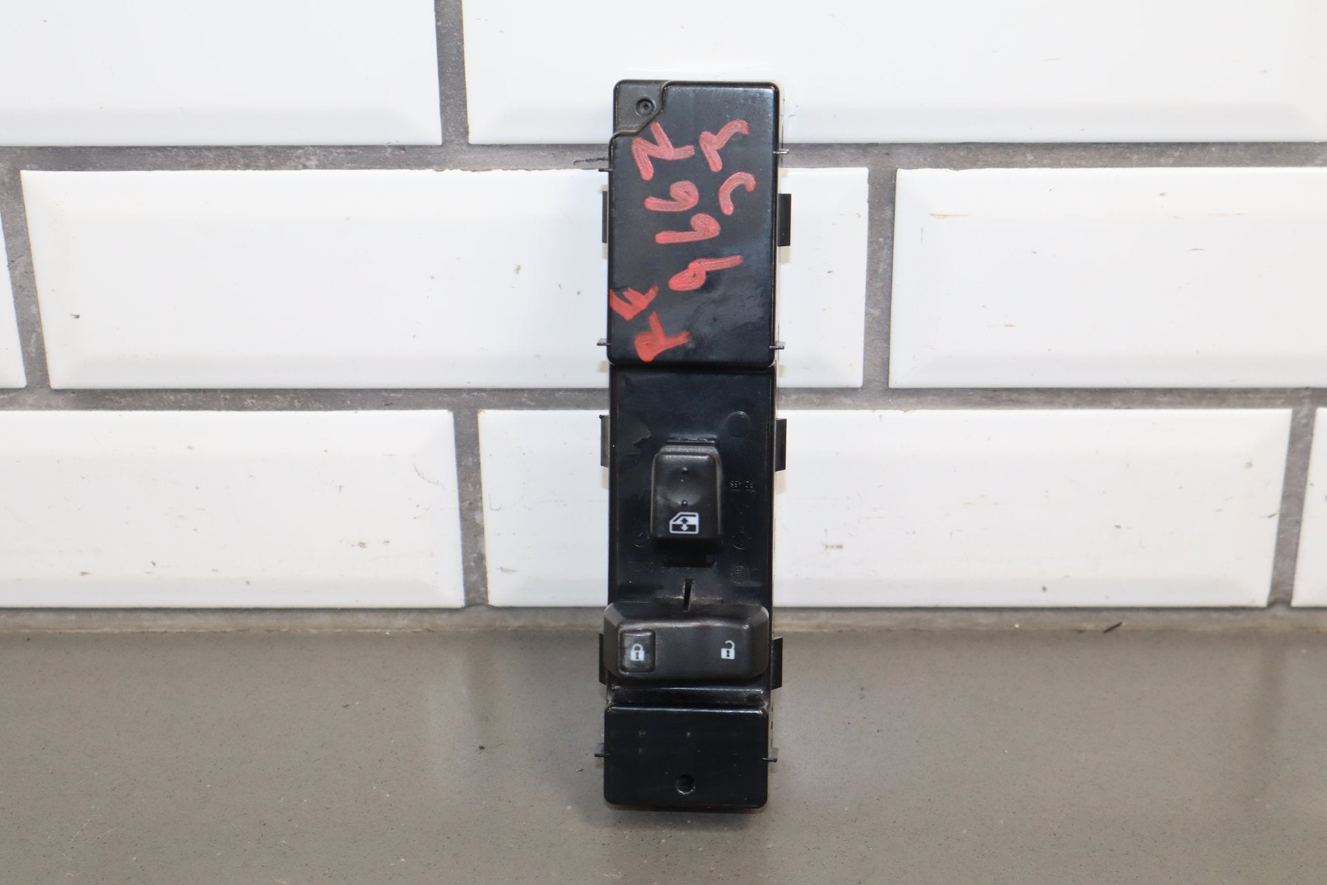 2003-2007 Hummer H2 Right Front Window Switch 15846874 OEM
