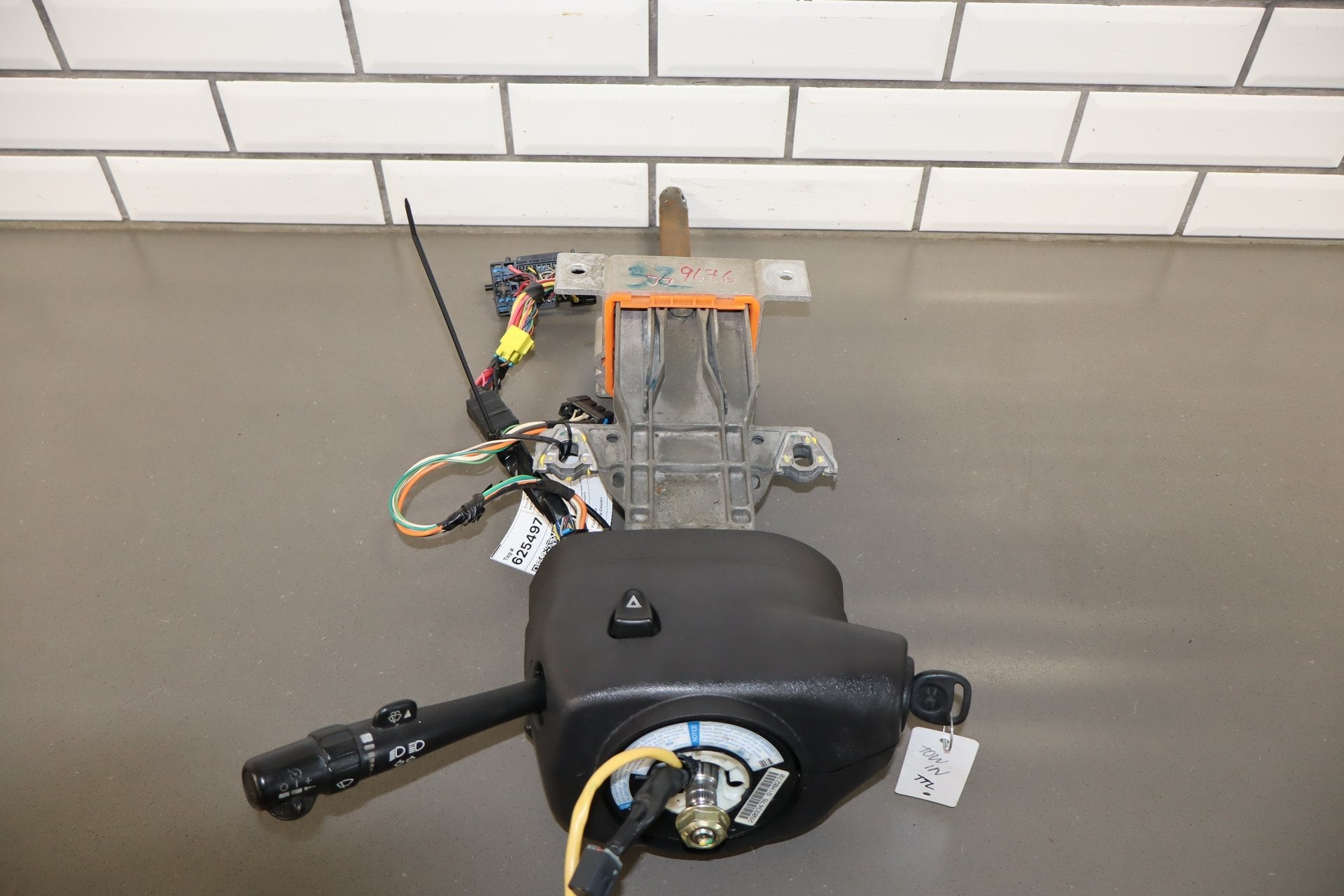2003-2007 Hummer H2- Steering Column Assembly W/ Key