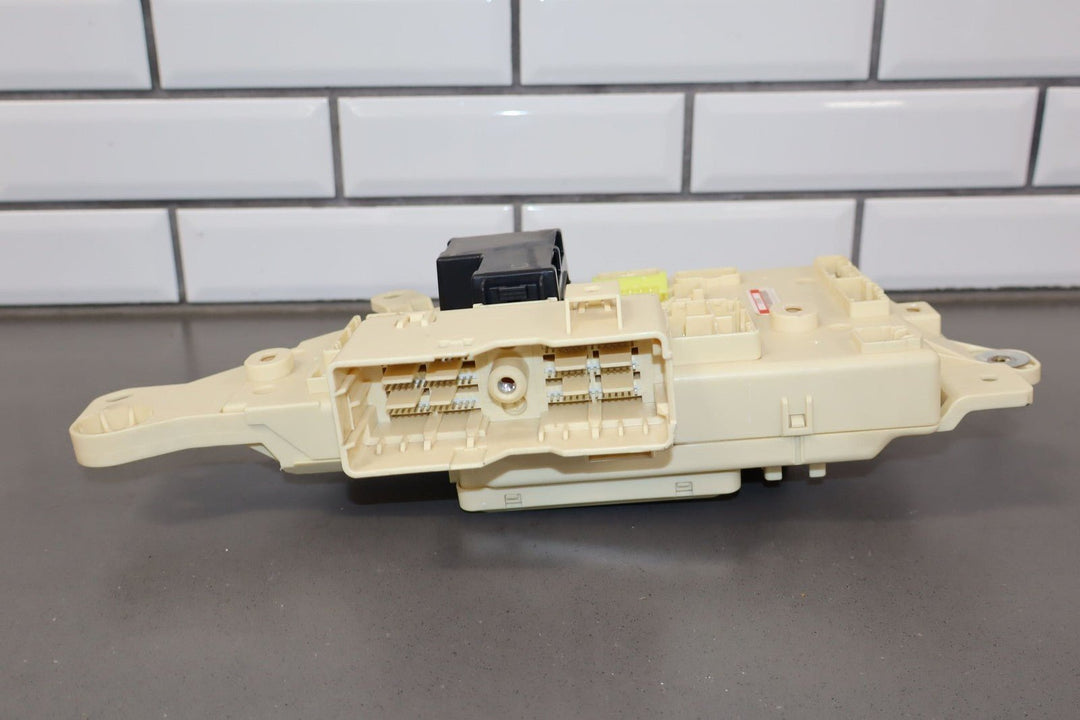 2003 - 2007 Toyota Land Cruiser Right Passenger Dash Mounted Cabin Fuse Relay Box