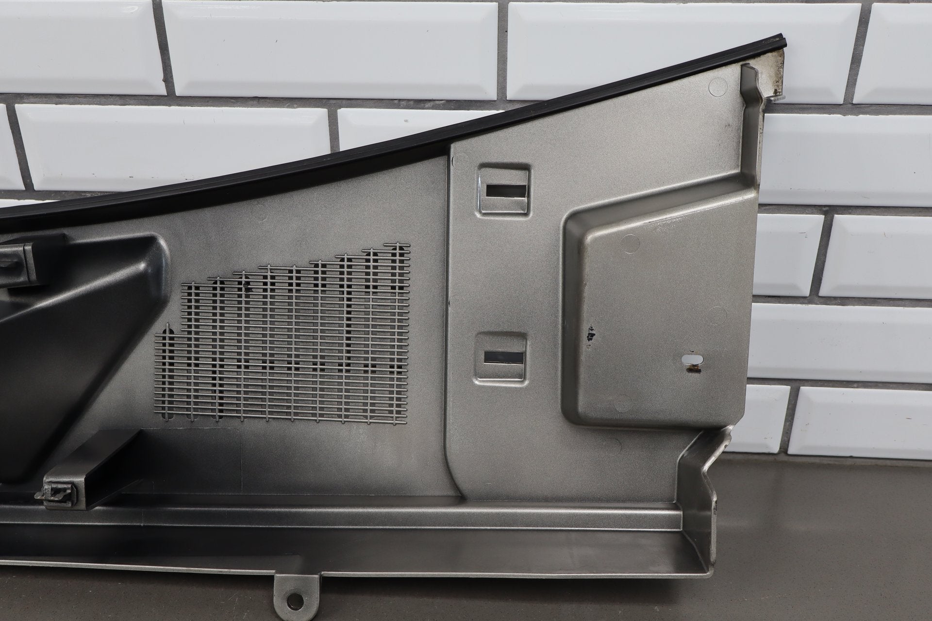 2003-2009 Hummer H2 - Center Cowl Vent Panel 19256401